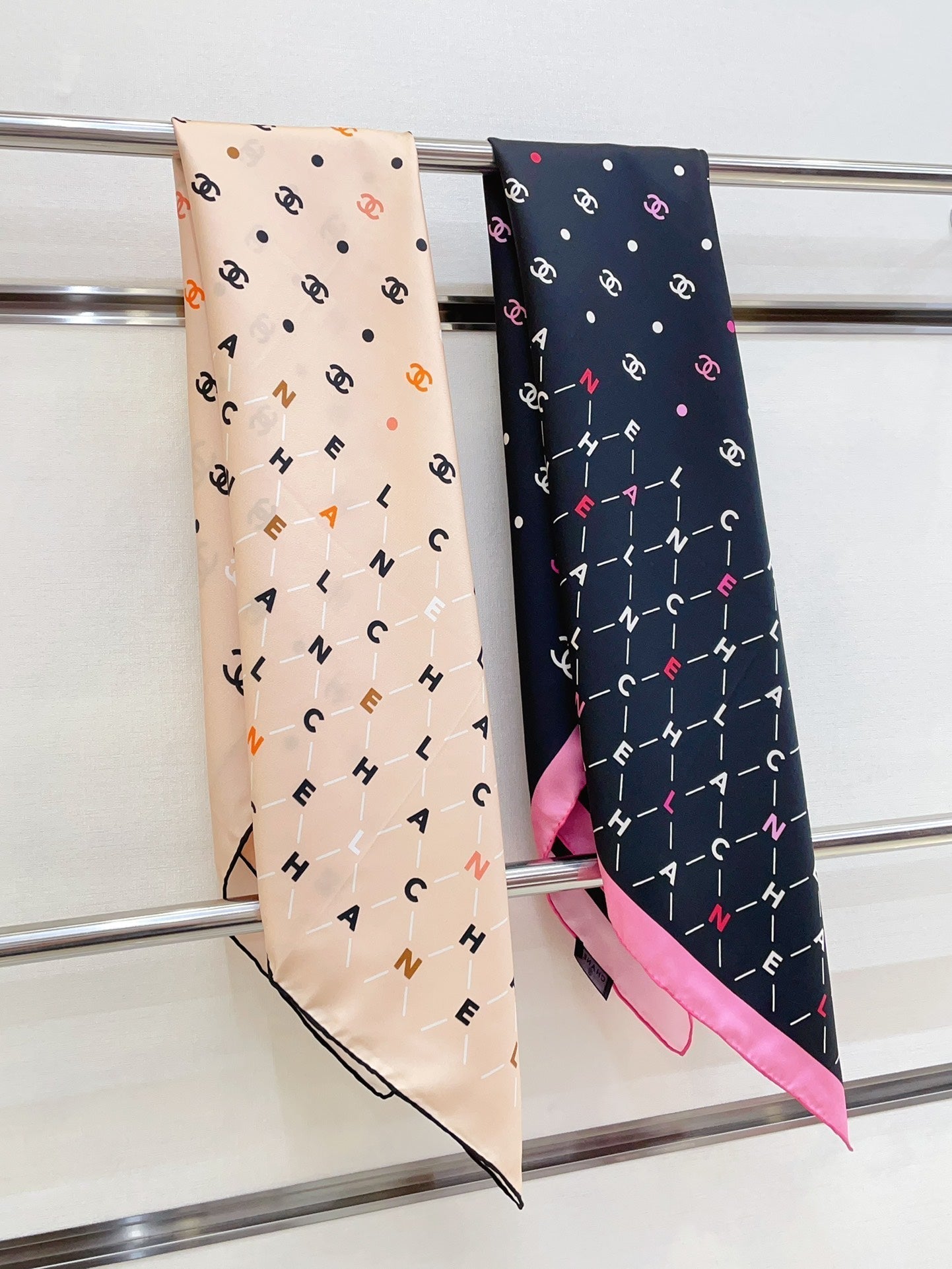 CC Square Scarf 90 CM In Black Pink Silk 167944
