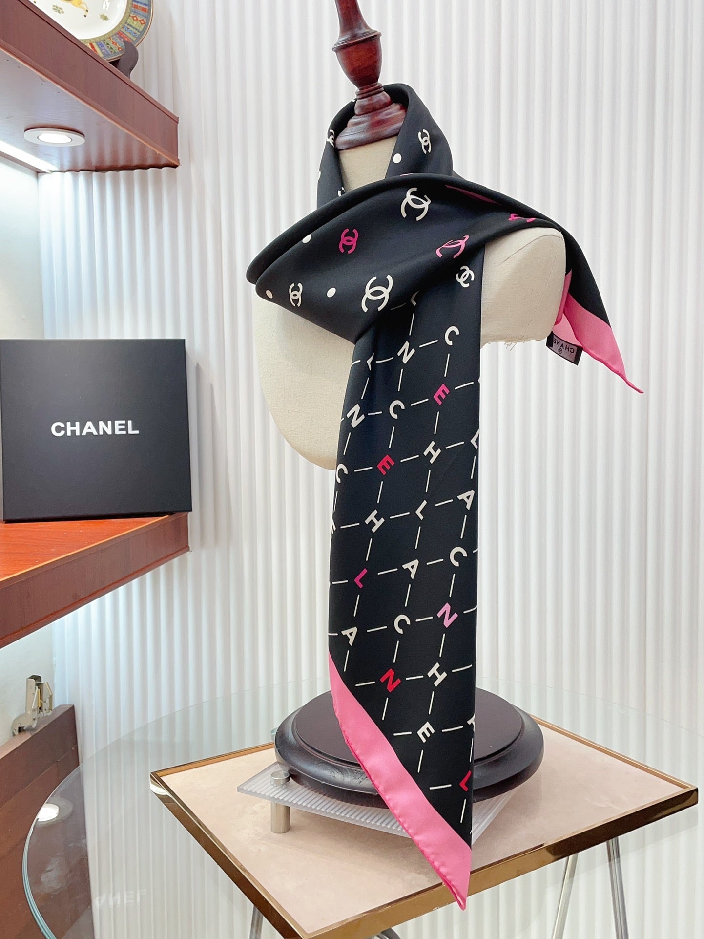 CC Square Scarf 90 CM In Black Pink Silk 167944