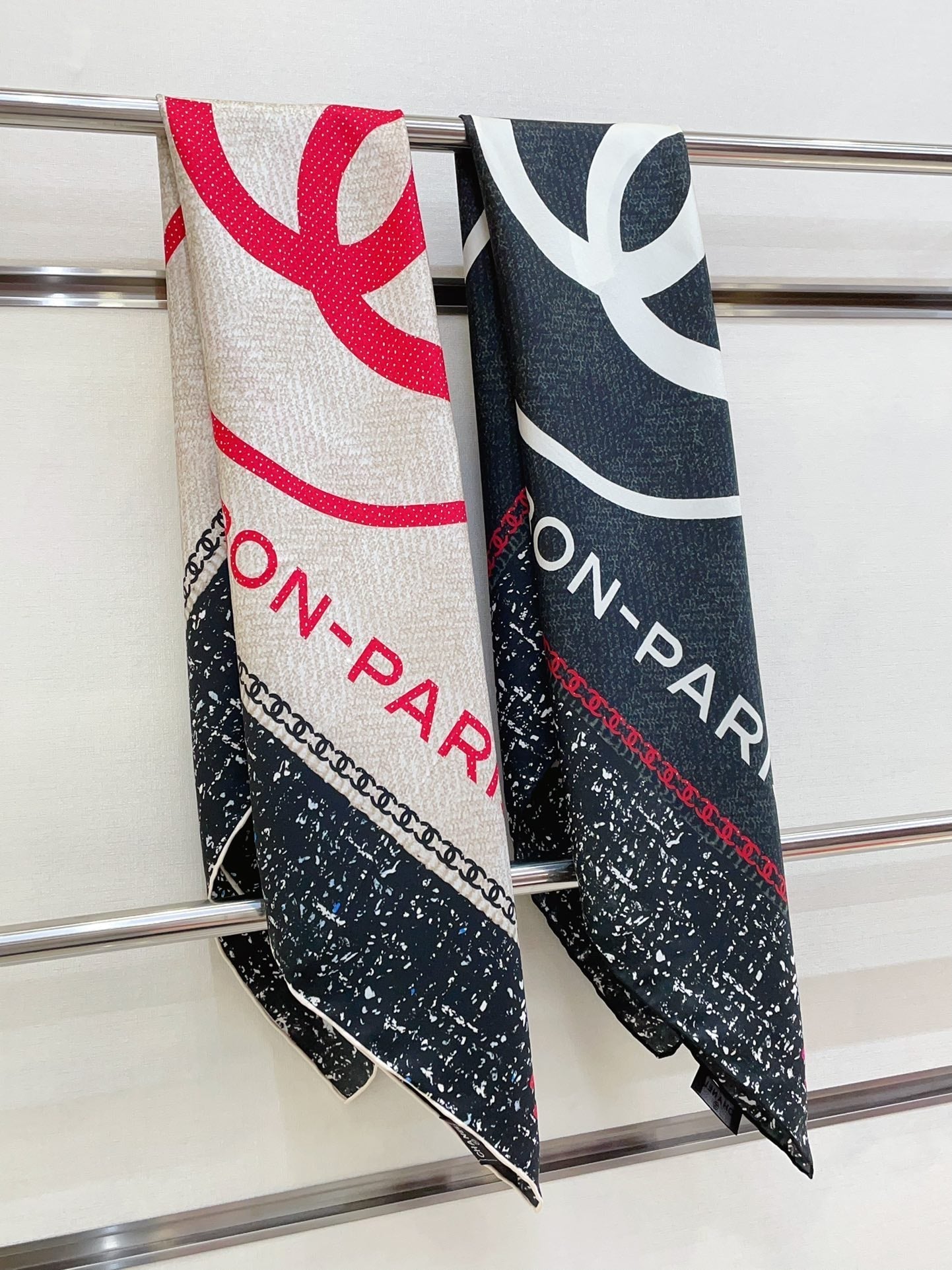 CC Square Scarf 90 CM In Black Mix Light Beige Red Cashmere Silk 172077