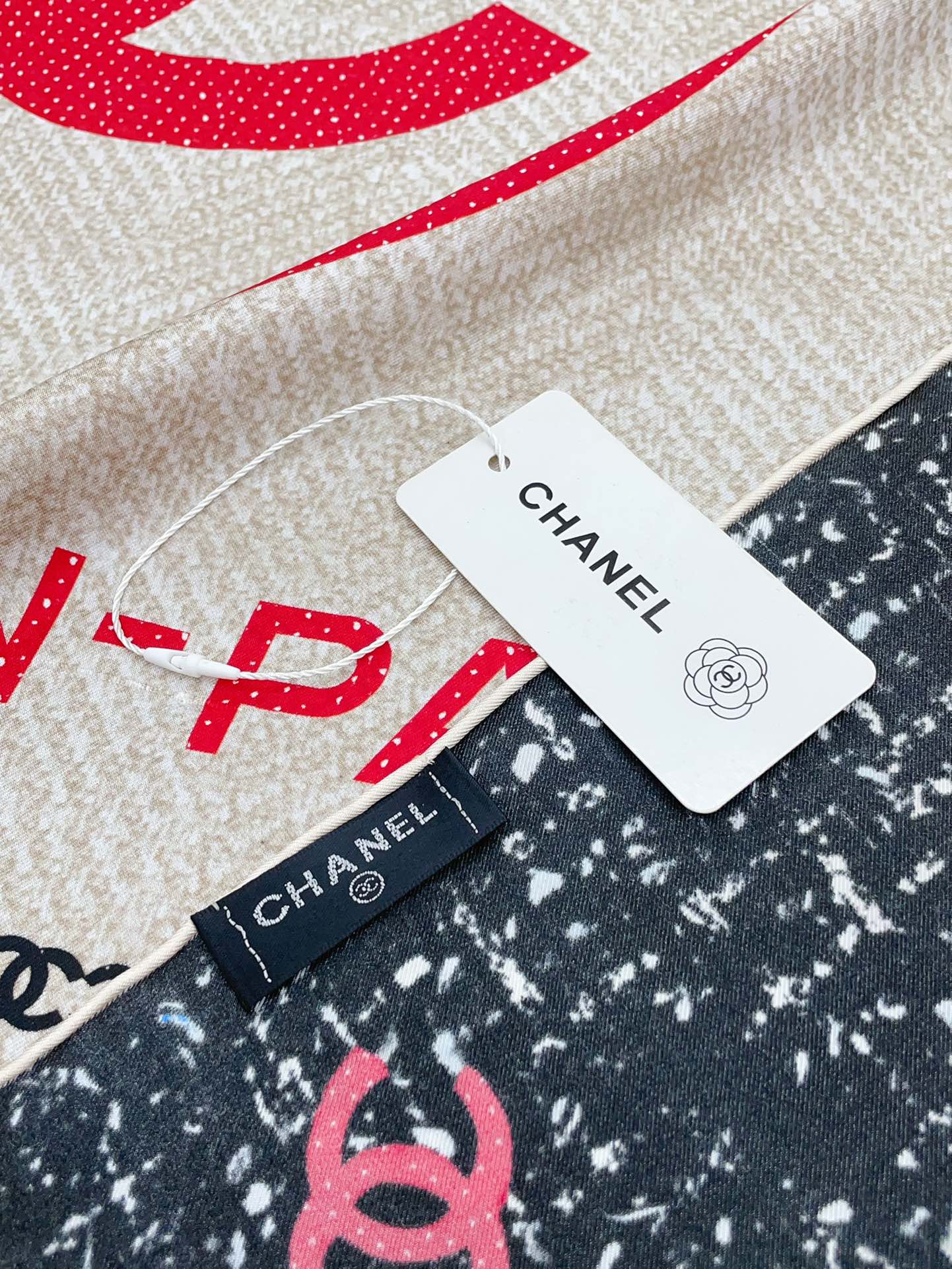 CC Square Scarf 90 CM In Black Mix Light Beige Red Cashmere Silk 172077