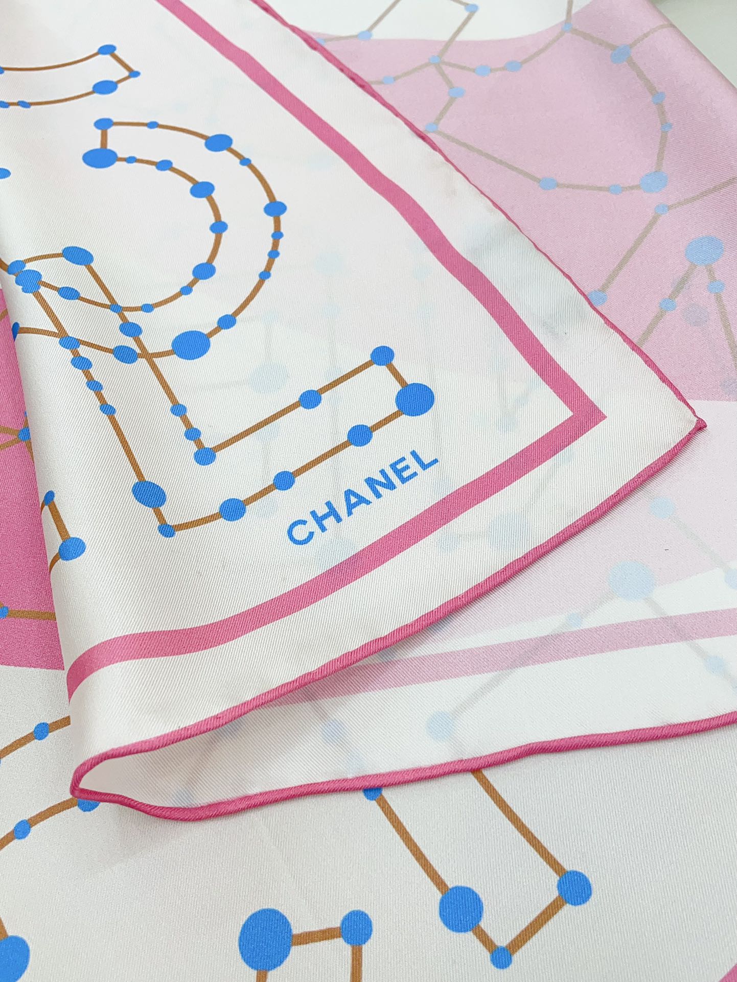 CC Square Scarf 90 CM In White Mix Pink Silk Twill  174874