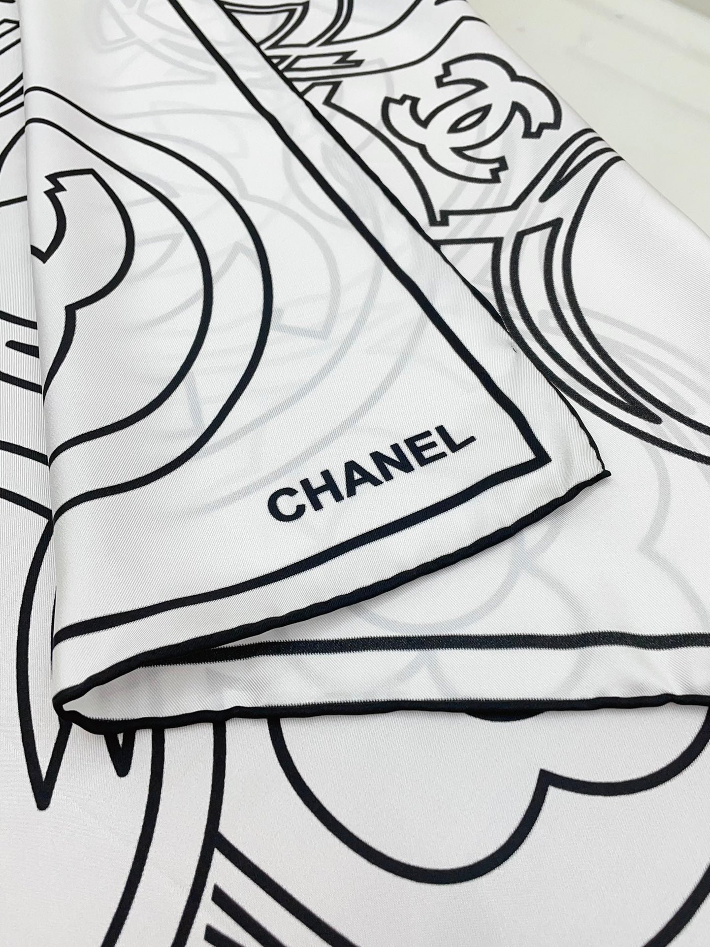 CC Square Scarf 90 CM In White Mix Black Silk Twill  187437