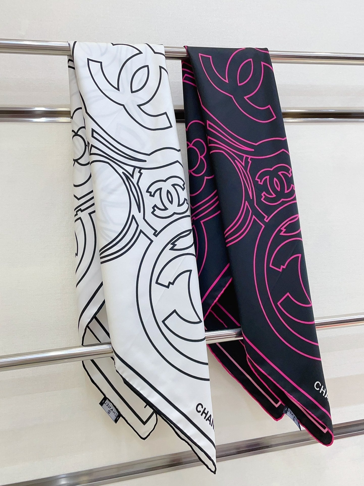 CC Square Scarf 90 CM In White Mix Black Silk Twill  187437