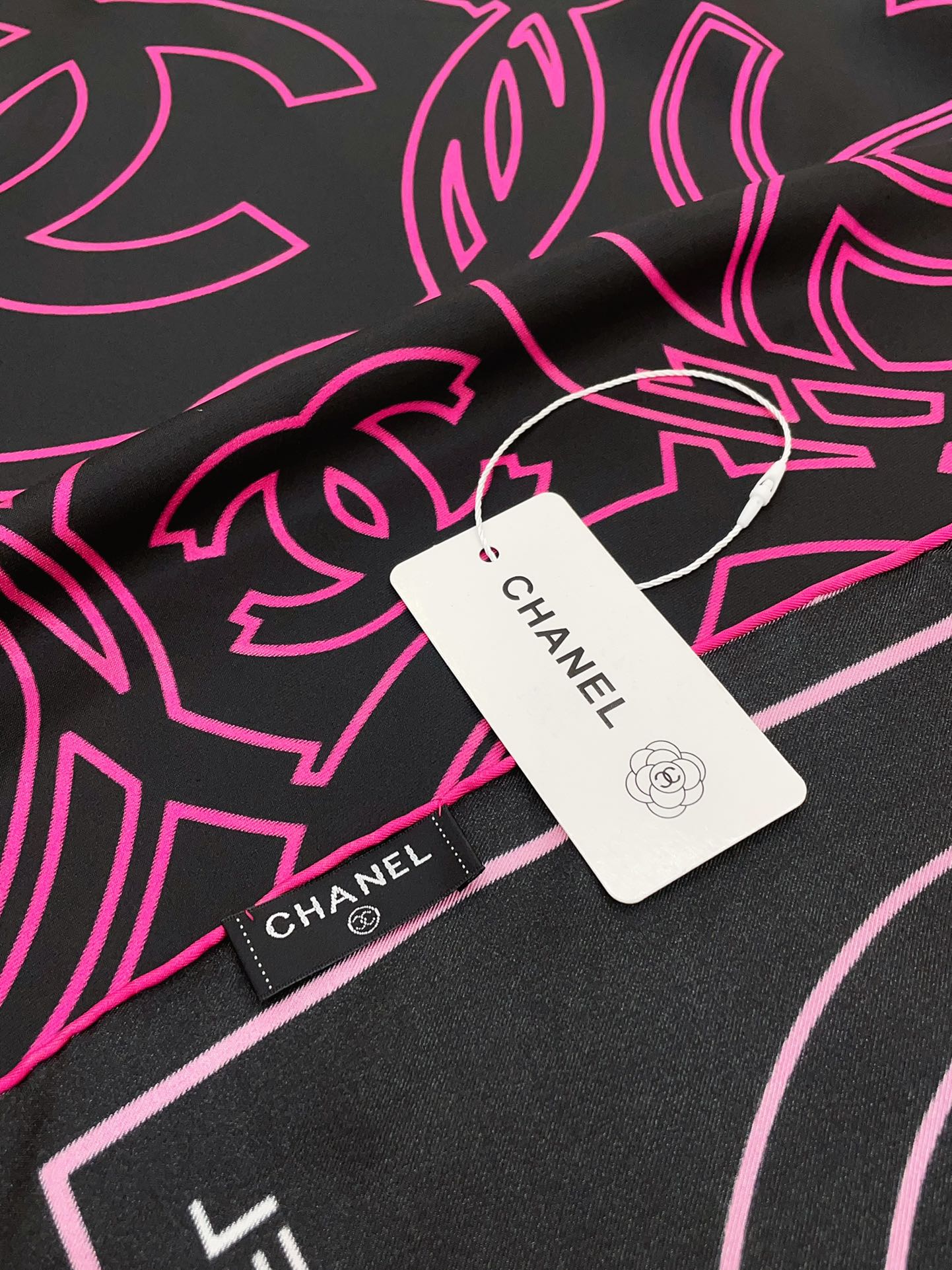 CC Square Scarf 90 CM In Black Mix Pink Silk Twill 187438