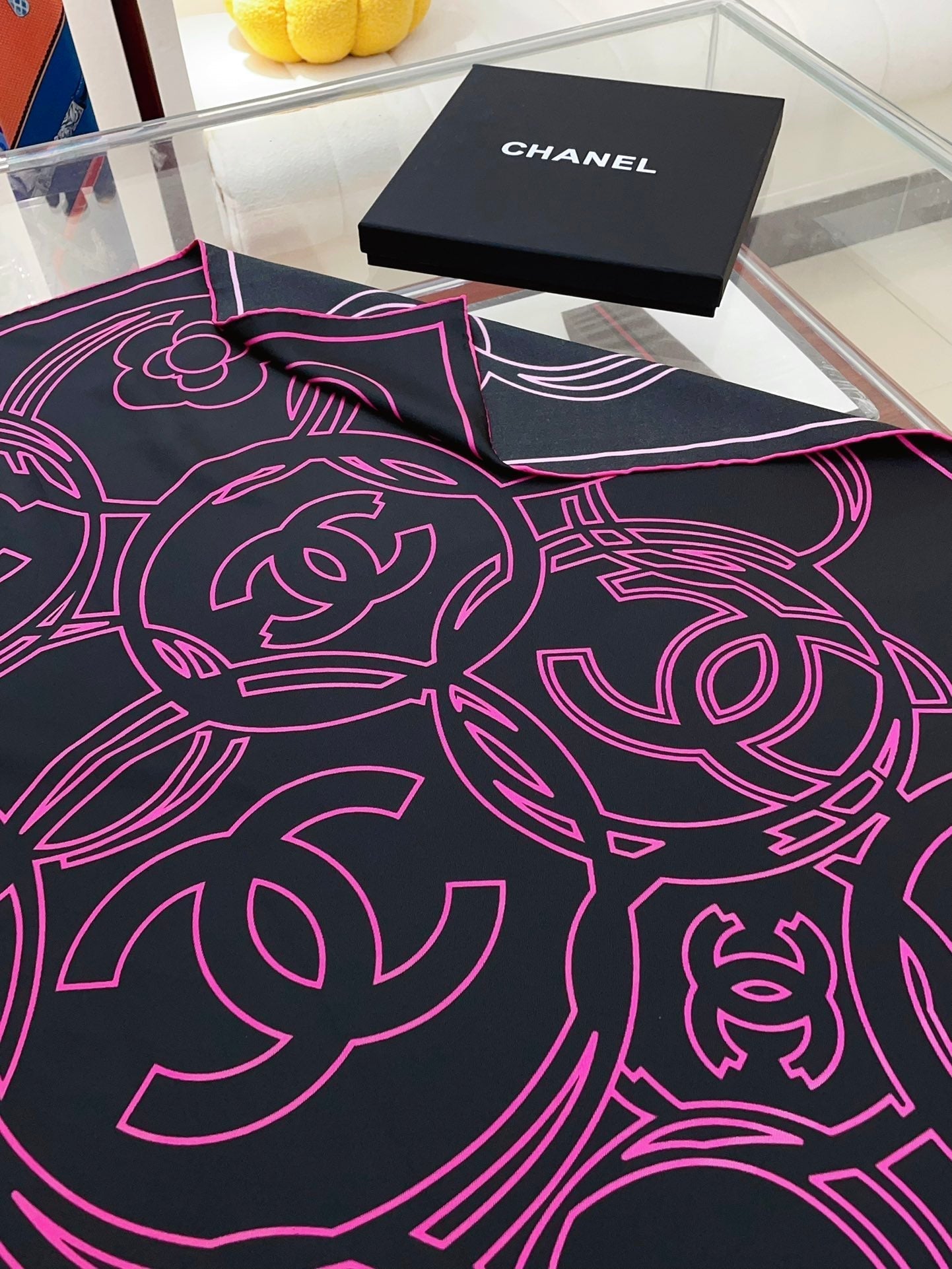 CC Square Scarf 90 CM In Black Mix Pink Silk Twill 187438