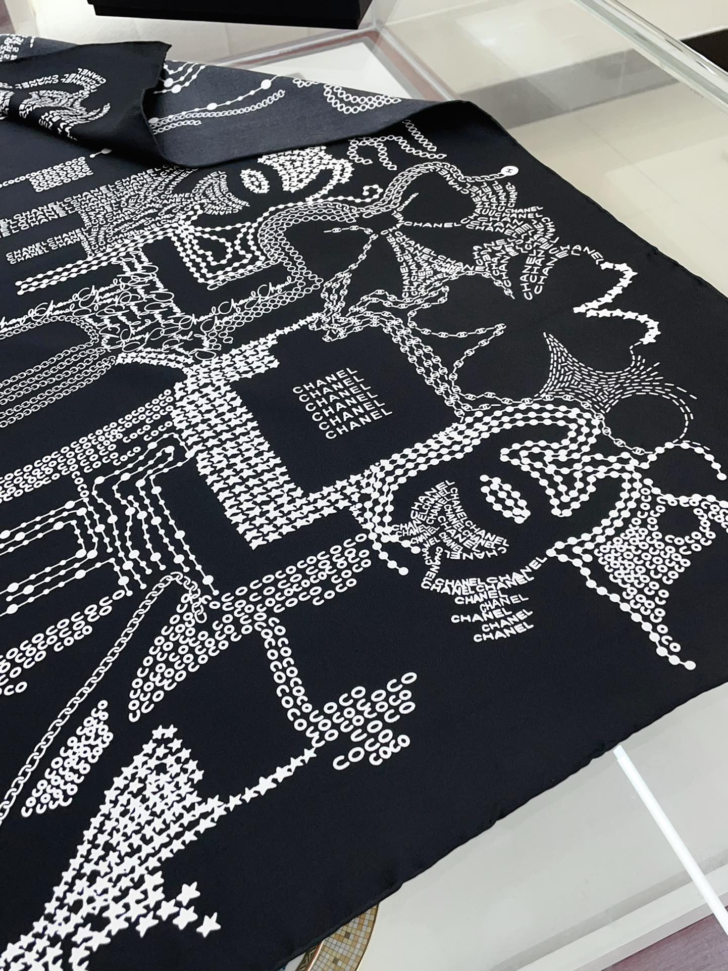 CC Square Scarf 90 CM In Black White Silk Twill  198570