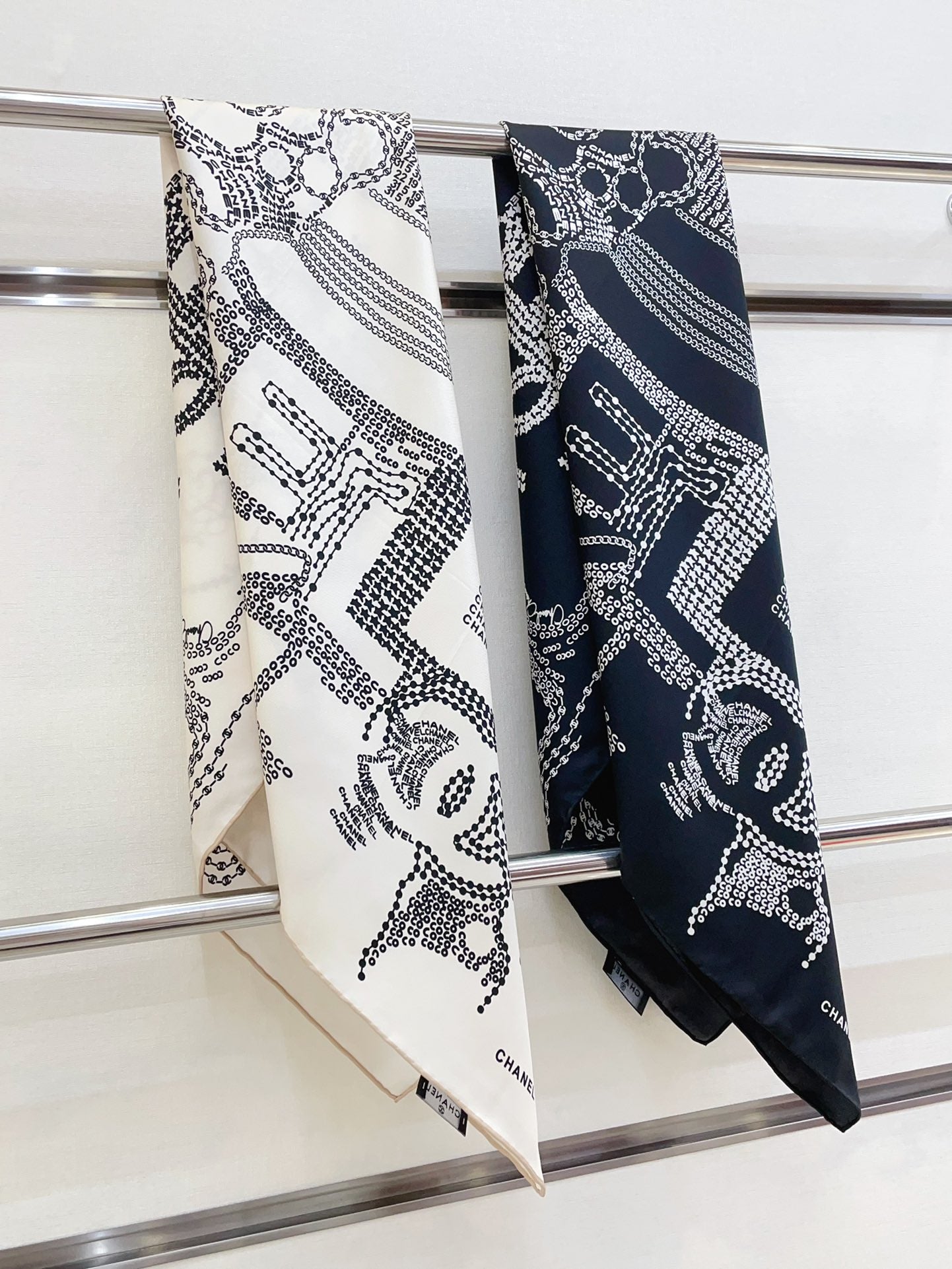CC Square Scarf 90 CM In Black White Silk Twill  198570