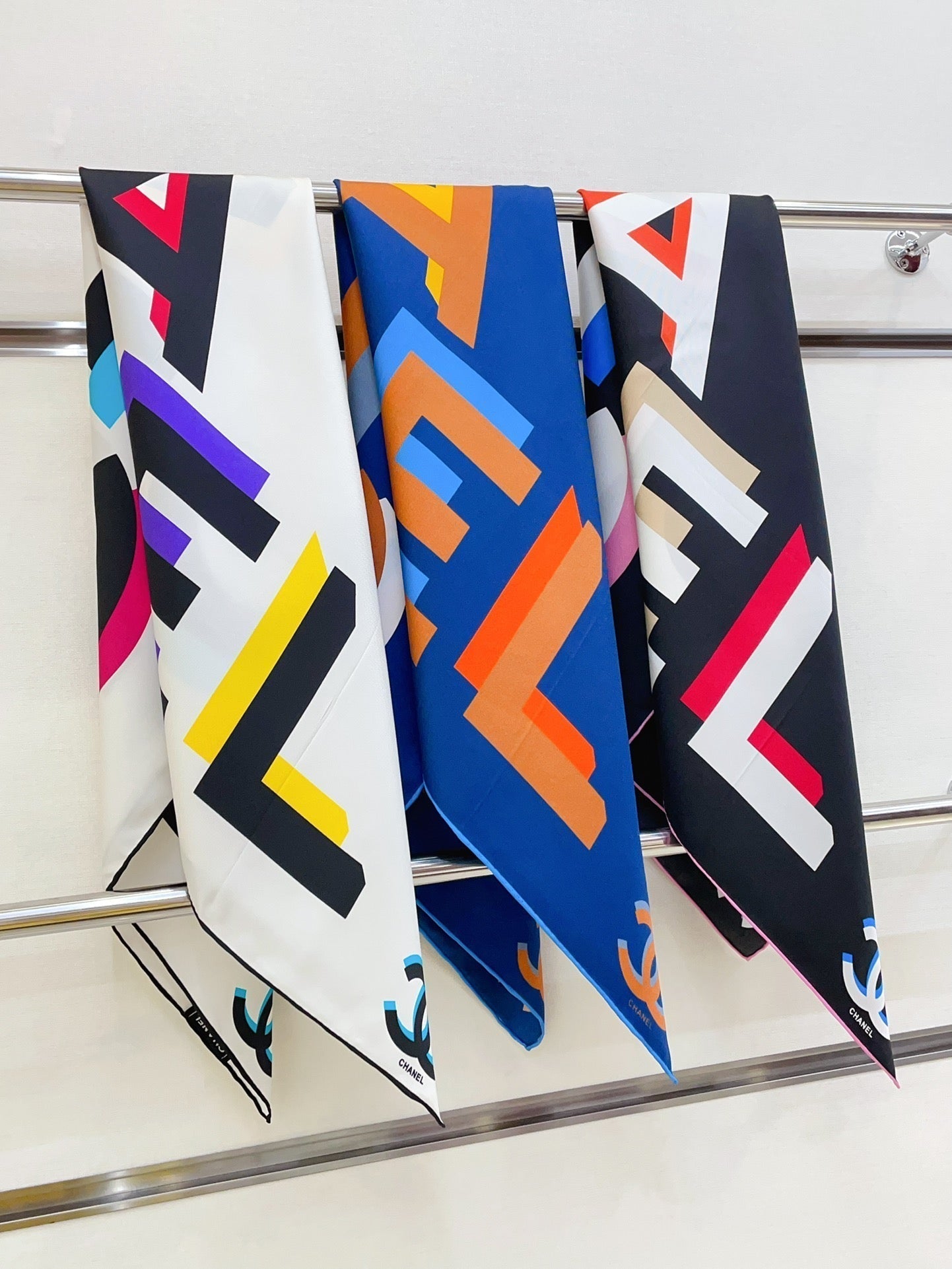 CC Square Scarf 90 CM In Black Colorful Silk Twill  206468