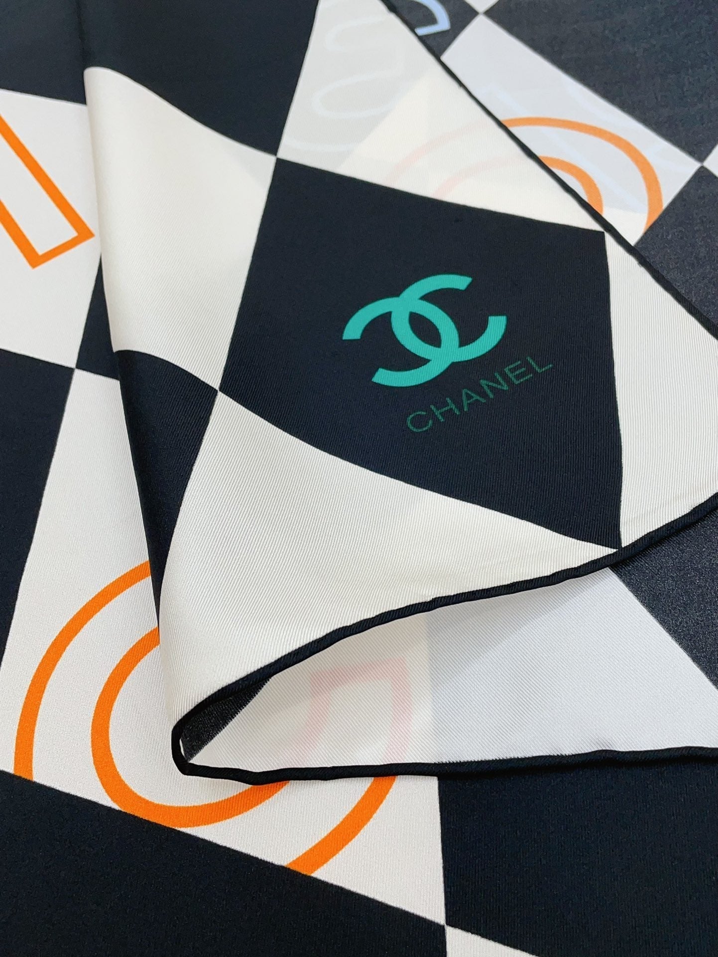 CC Square Scarf 90 CM In Colorful Silk Twill  208575