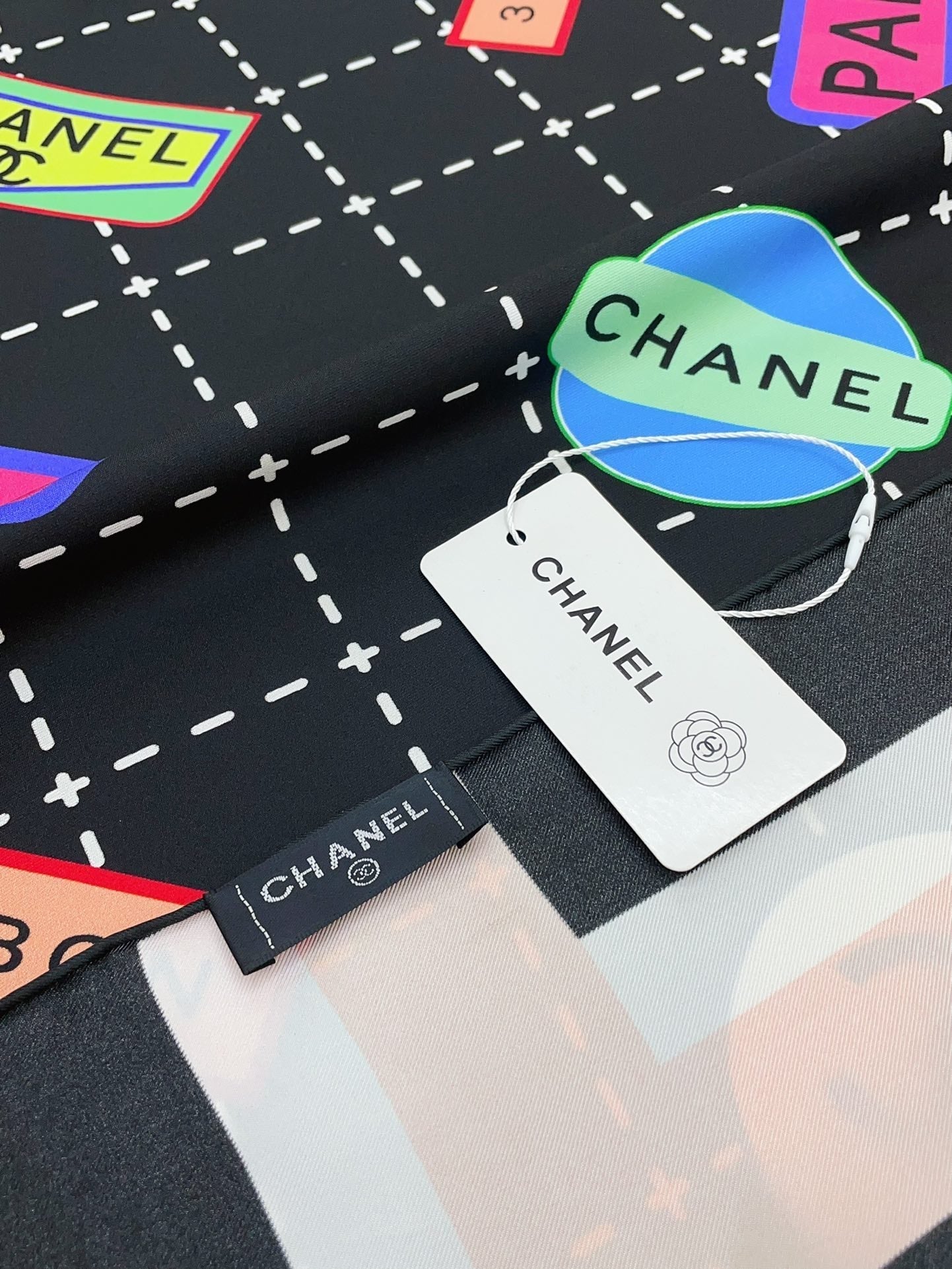 CC Square Scarf 90 CM In Colorful Silk Twill 218095