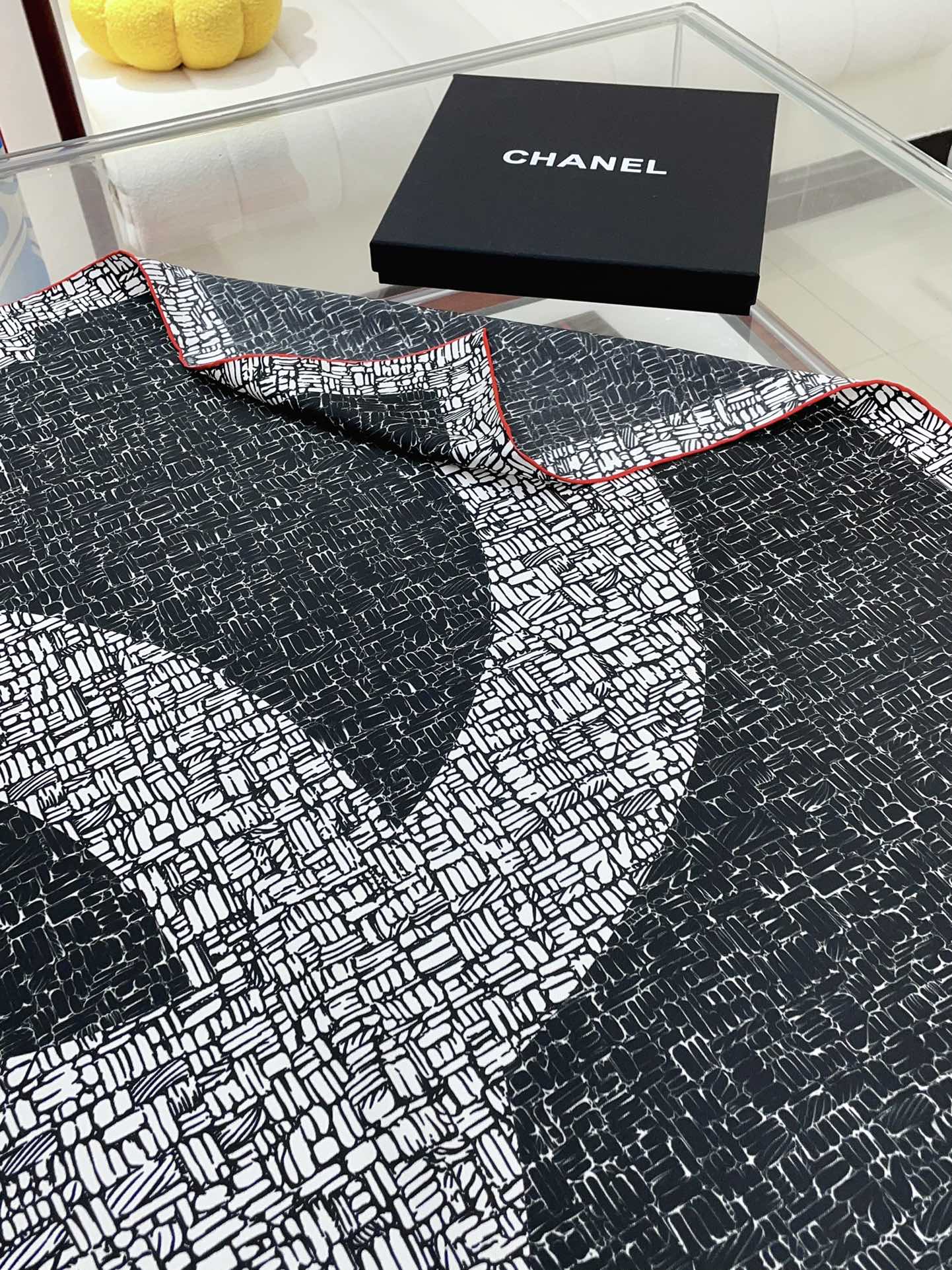 CC Square Scarf 90 CM In Black Mix White Silk Twill 218098