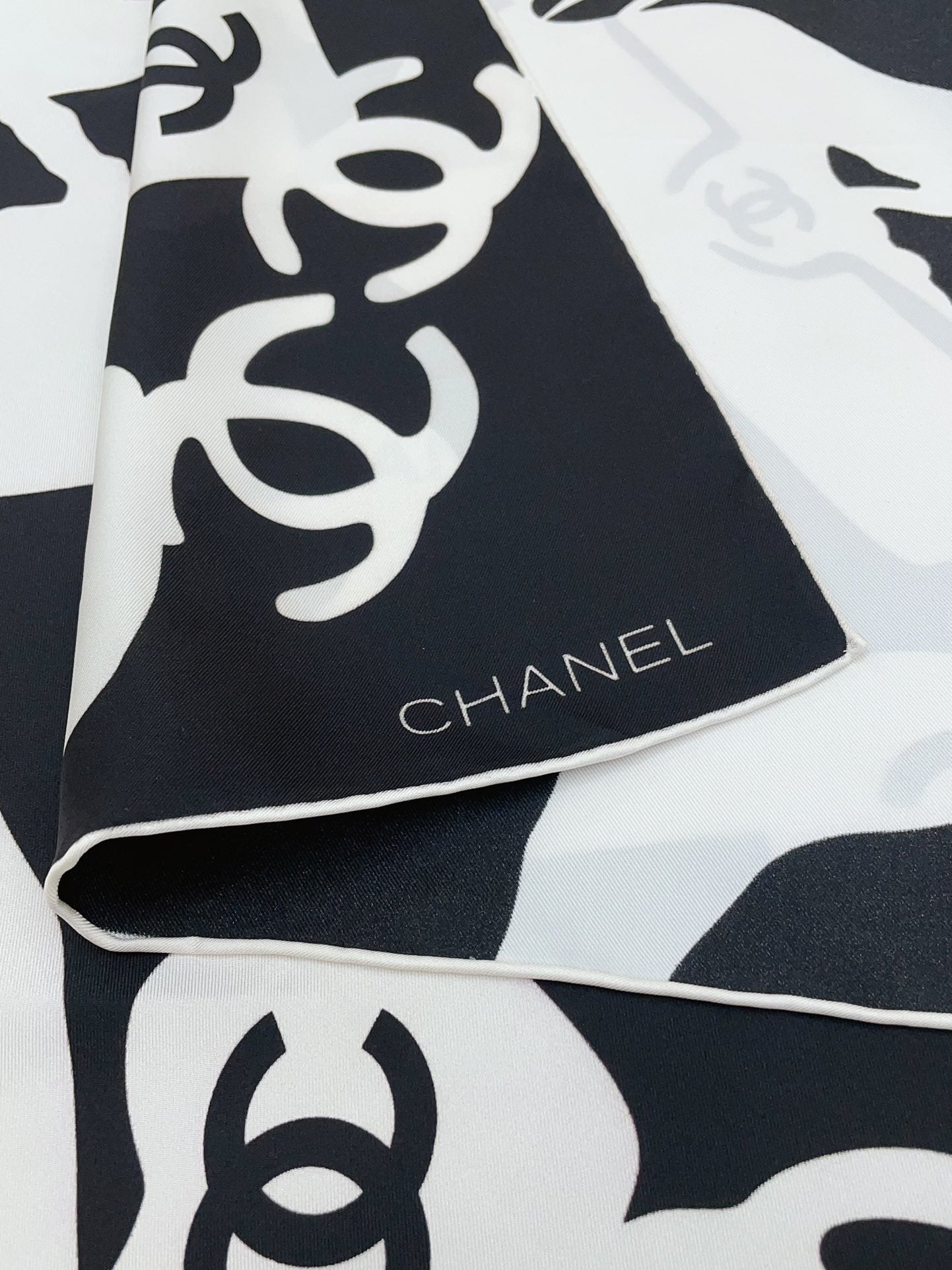 CC Square Scarf 90 CM In Black Mix White Silk  305181