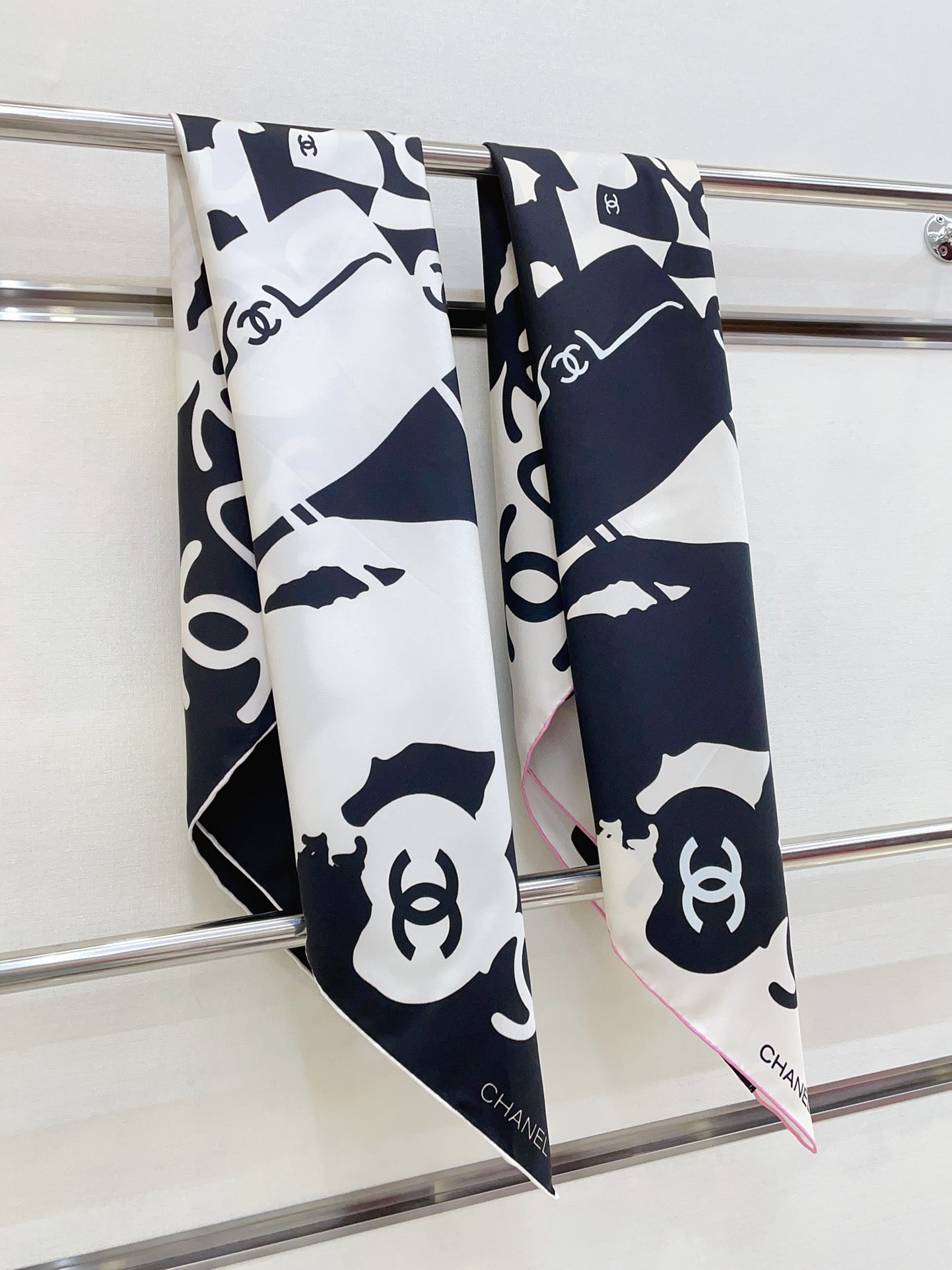 CC Square Scarf 90 CM In Black Mix White Silk  305181
