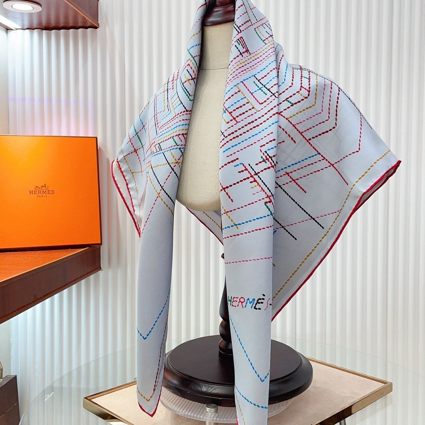 Pique Sellier Shawl 90 CM In Grey White Colorful Silk Twill 312869