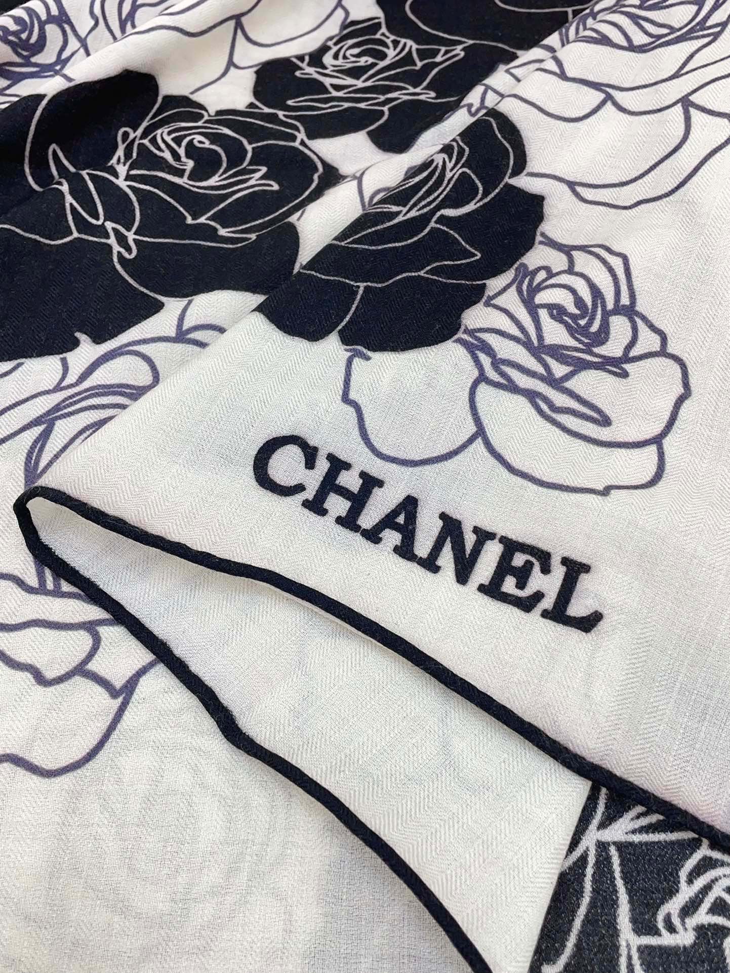 CC Square Scarf 140 CM In White Mix Black Small Flower Cashmere And Silk 342863