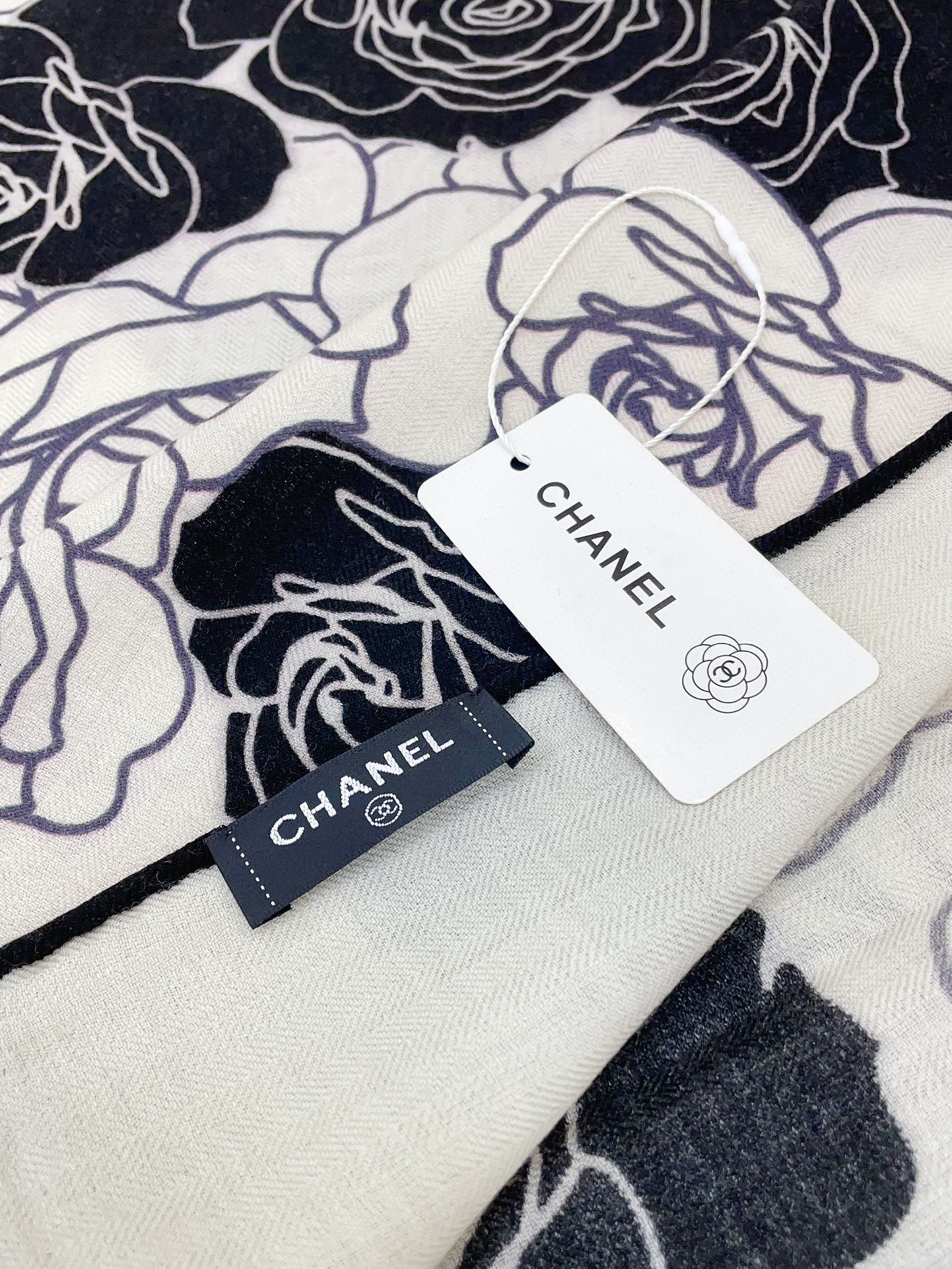 CC Square Scarf 140 CM In White Mix Black Small Flower Cashmere And Silk 342863