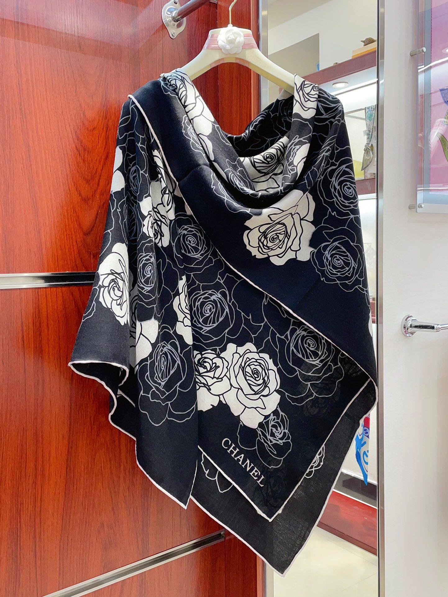 CC Square Scarf 140 CM In Black Mix White Small Flower Cashmere And Silk 342864
