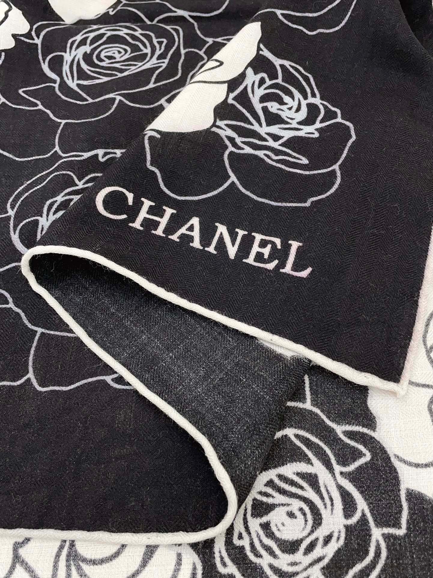CC Square Scarf 140 CM In Black Mix White Small Flower Cashmere And Silk 342864