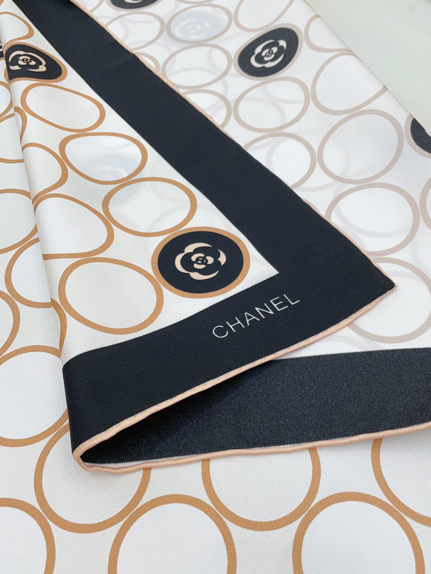 CC Square Scarf 90 CM In White Beige Mix Black Silk Twill  350414