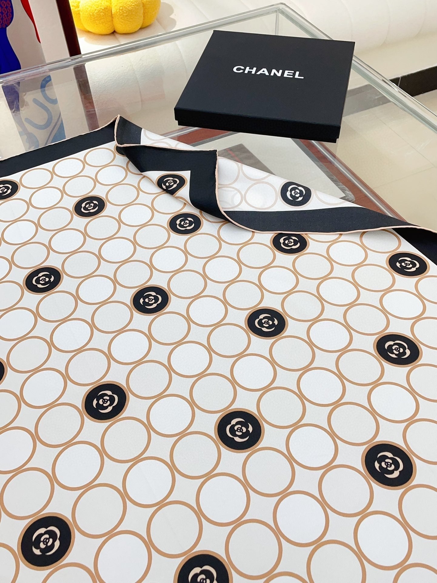 CC Square Scarf 90 CM In White Beige Mix Black Silk Twill  350414