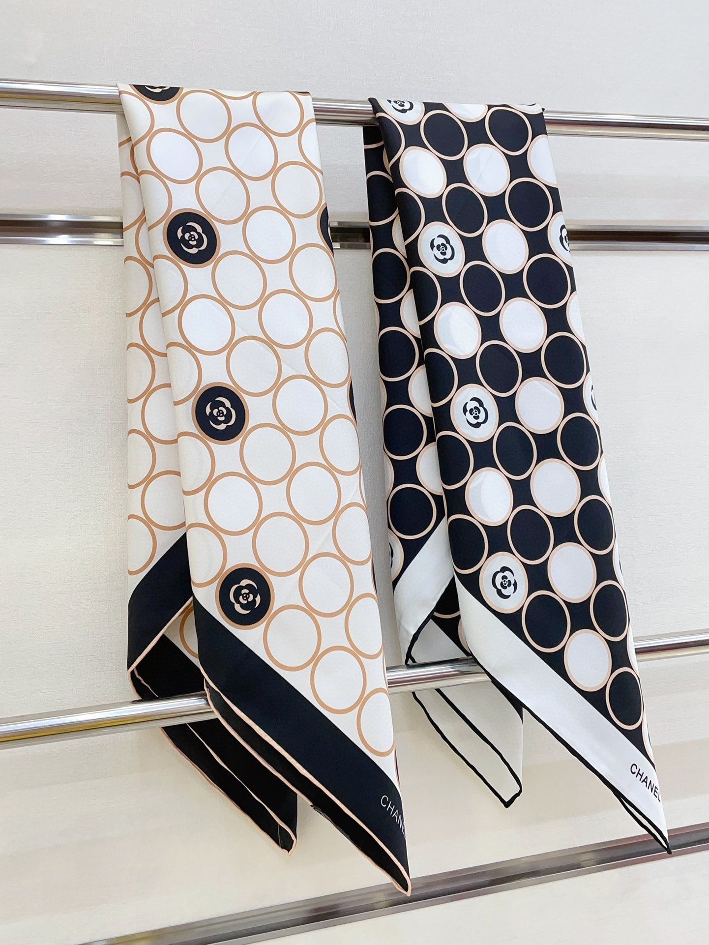 CC Square Scarf 90 CM In White Beige Mix Black Silk Twill  350414