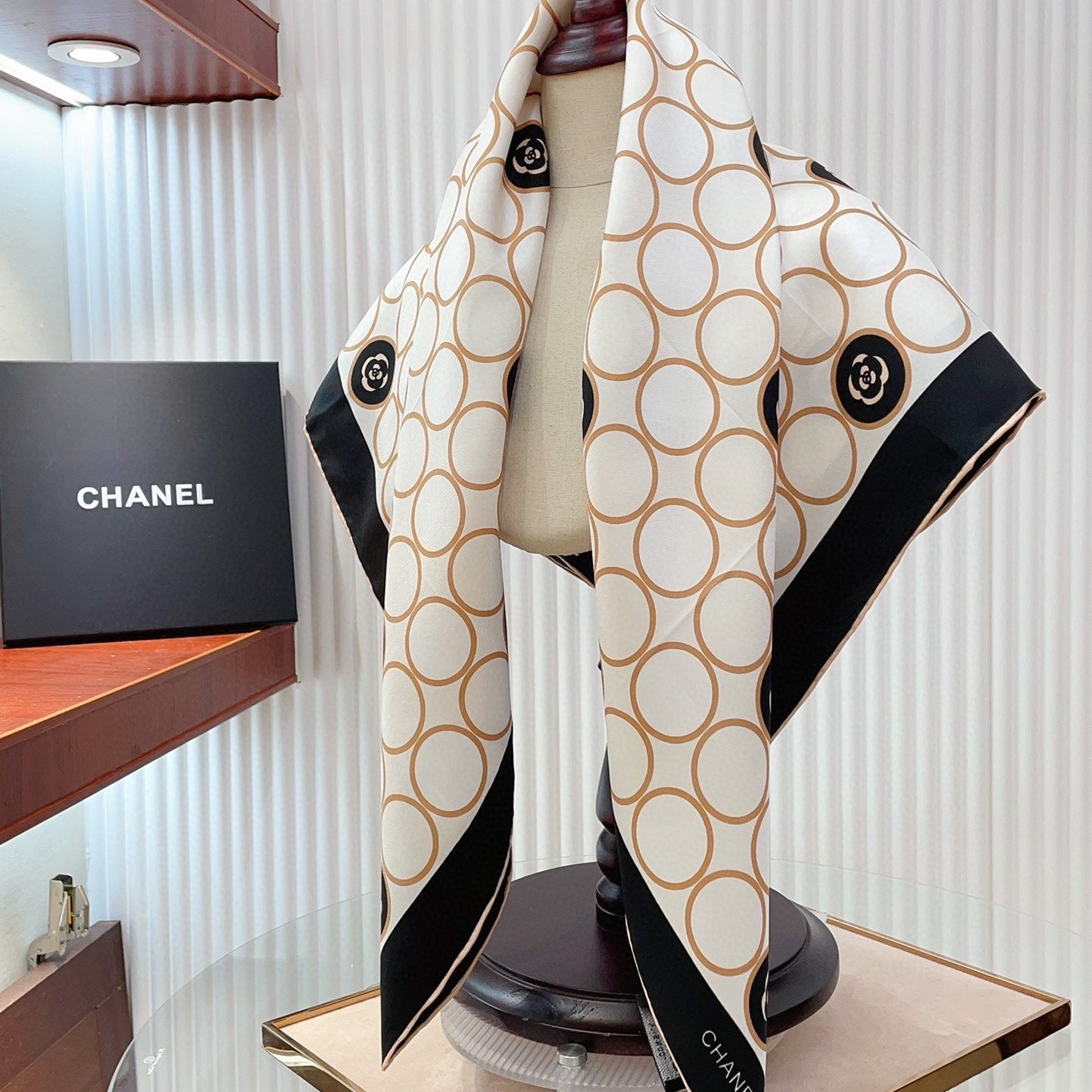 CC Square Scarf 90 CM In White Beige Mix Black Silk Twill  350414