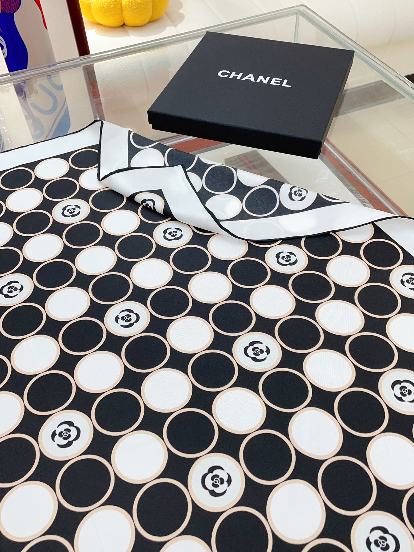 CC Square Scarf 90 CM In Black Mix White Silk Twill  350415
