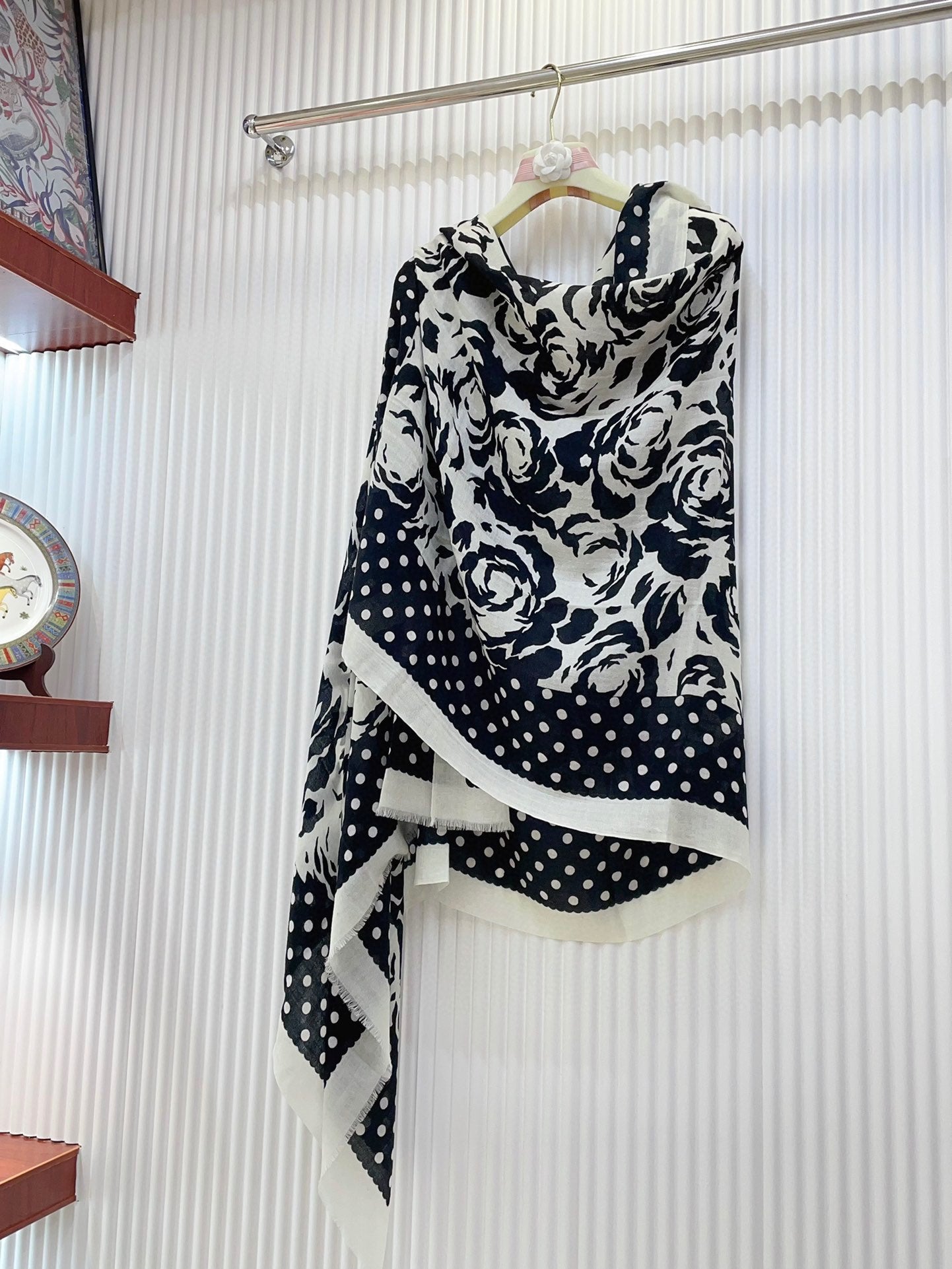CC Scarf 200 CM In Black Mix White Small Flower Cashmere Silk 351690