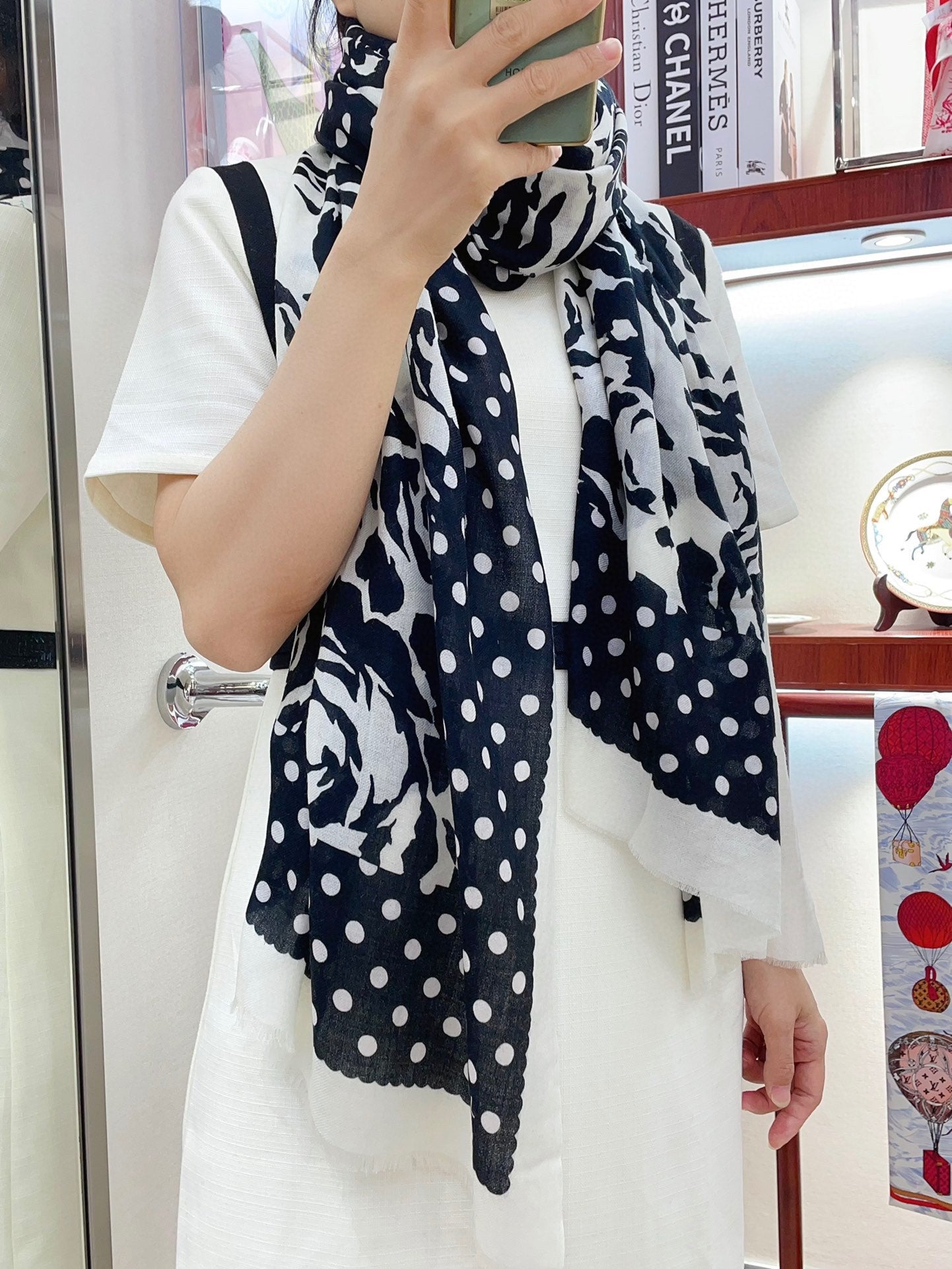 CC Scarf 200 CM In Black Mix White Small Flower Cashmere Silk 351690