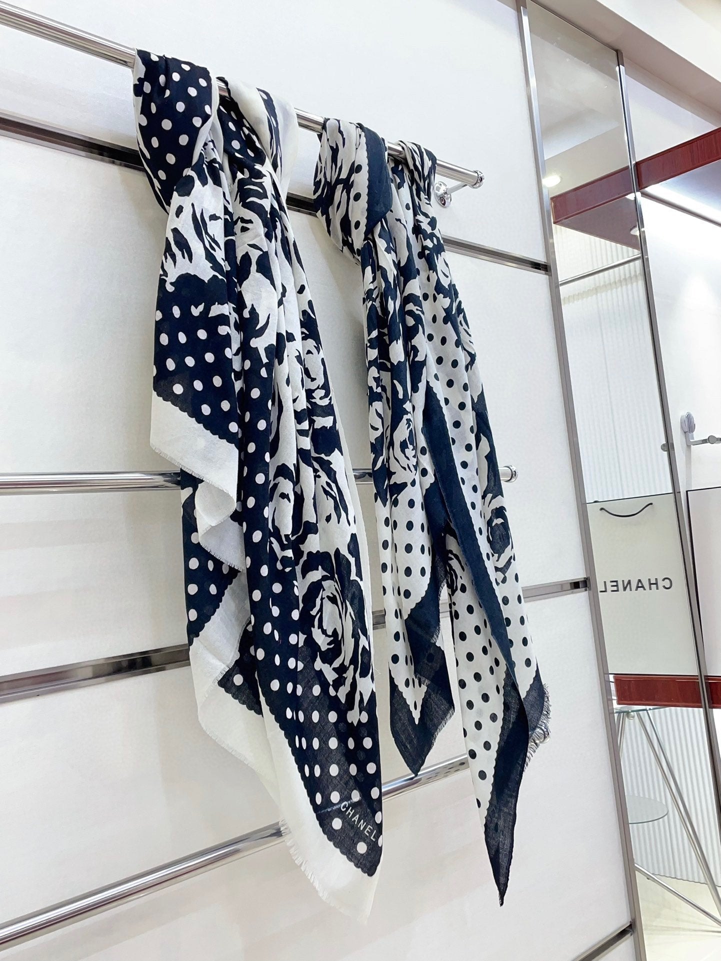 CC Scarf 200 CM In Black Mix White Small Flower Cashmere Silk 351690