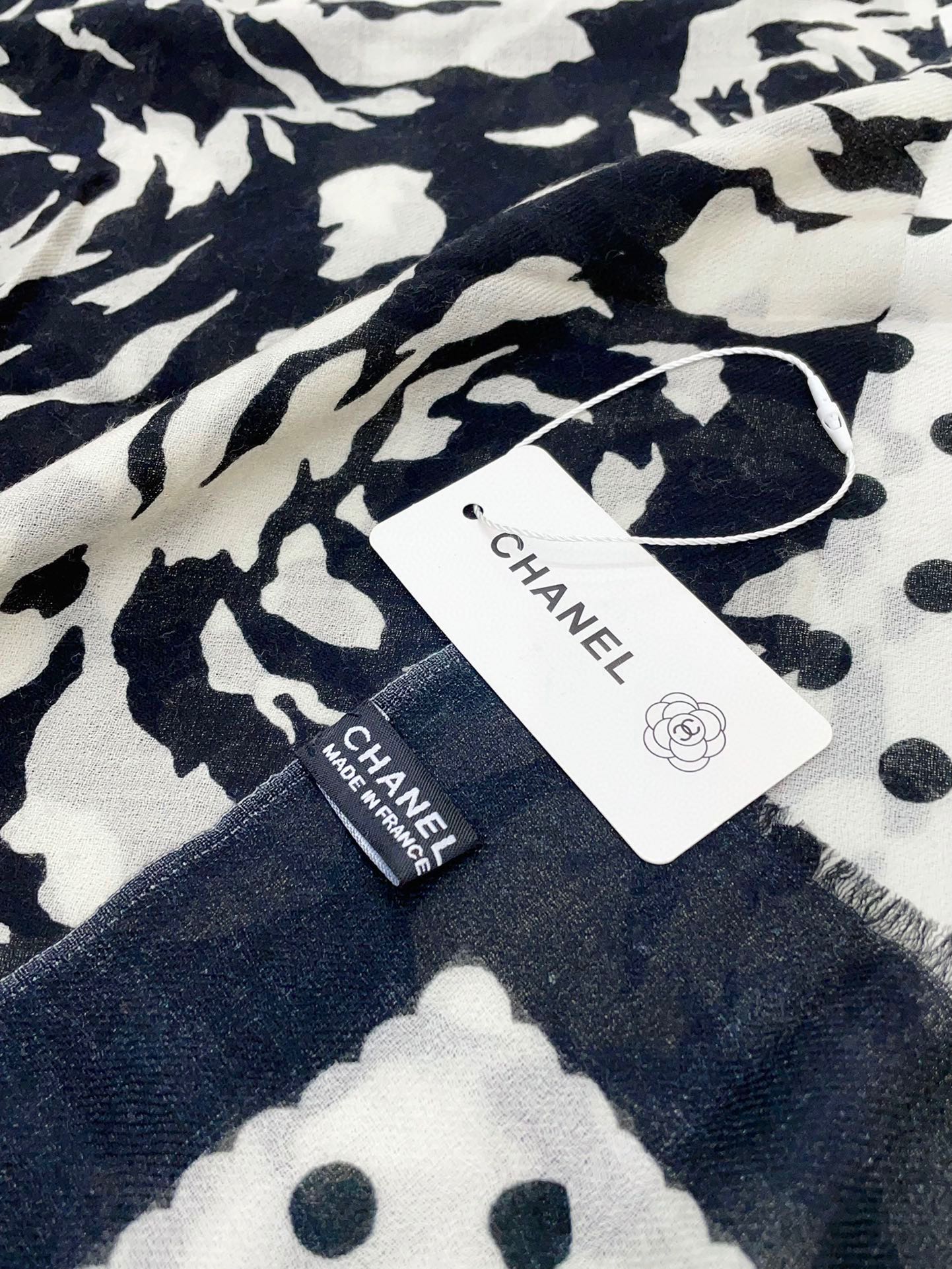 CC Scarf 200 CM In Black Mix White Small Flower Cashmere Silk 351690