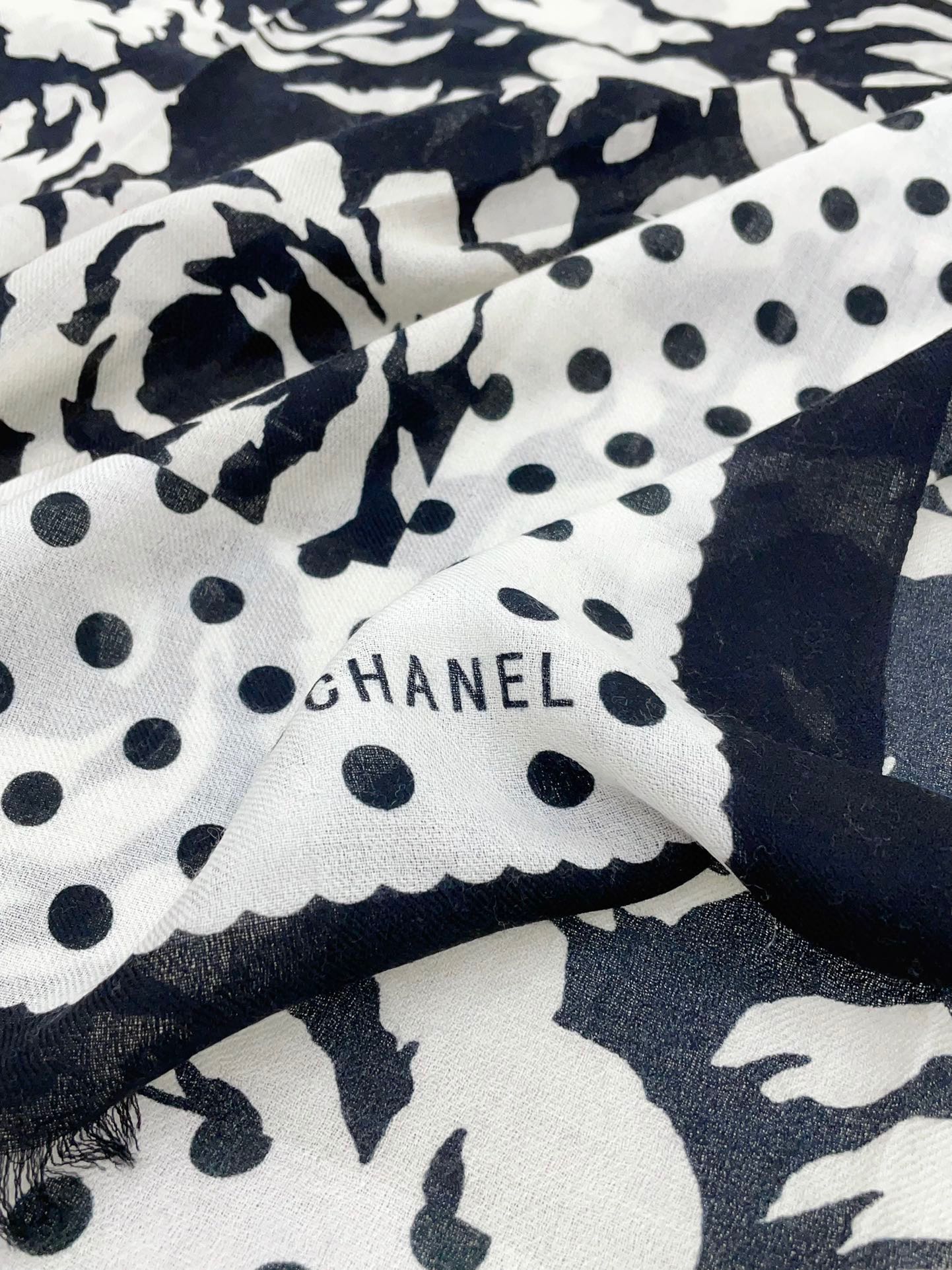 CC Scarf 200 CM In Black Mix White Small Flower Cashmere Silk 351690