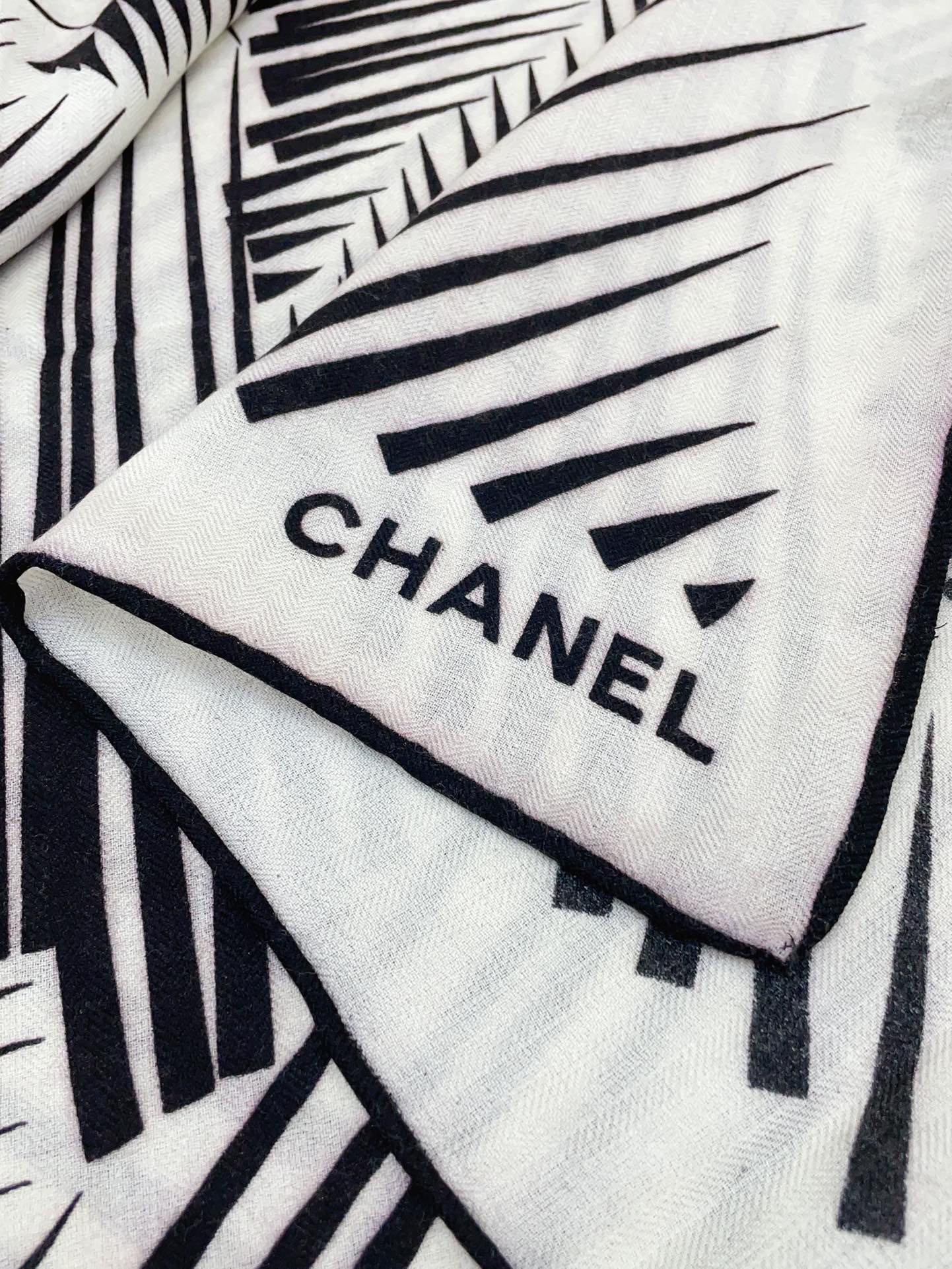 CC Square Scarf 140 CM In White Black Cashmere Mix Silk 382616