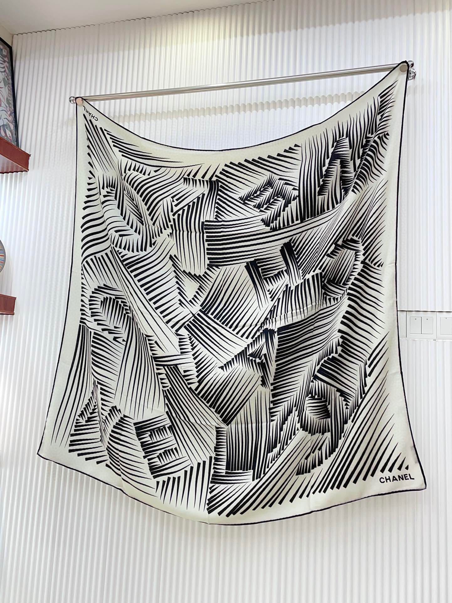 CC Square Scarf 140 CM In White Black Cashmere Mix Silk 382616