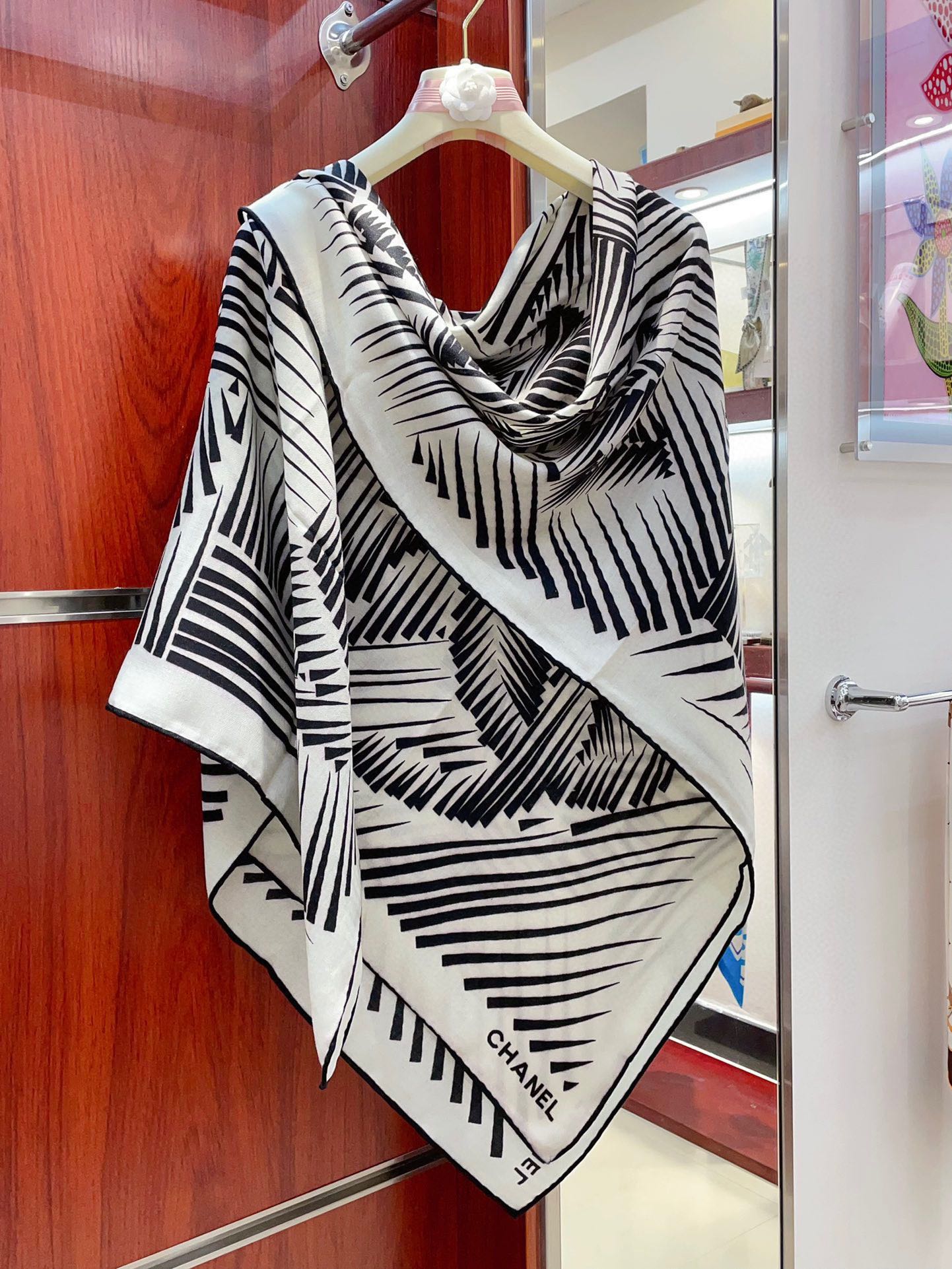 CC Square Scarf 140 CM In White Black Cashmere Mix Silk 382616
