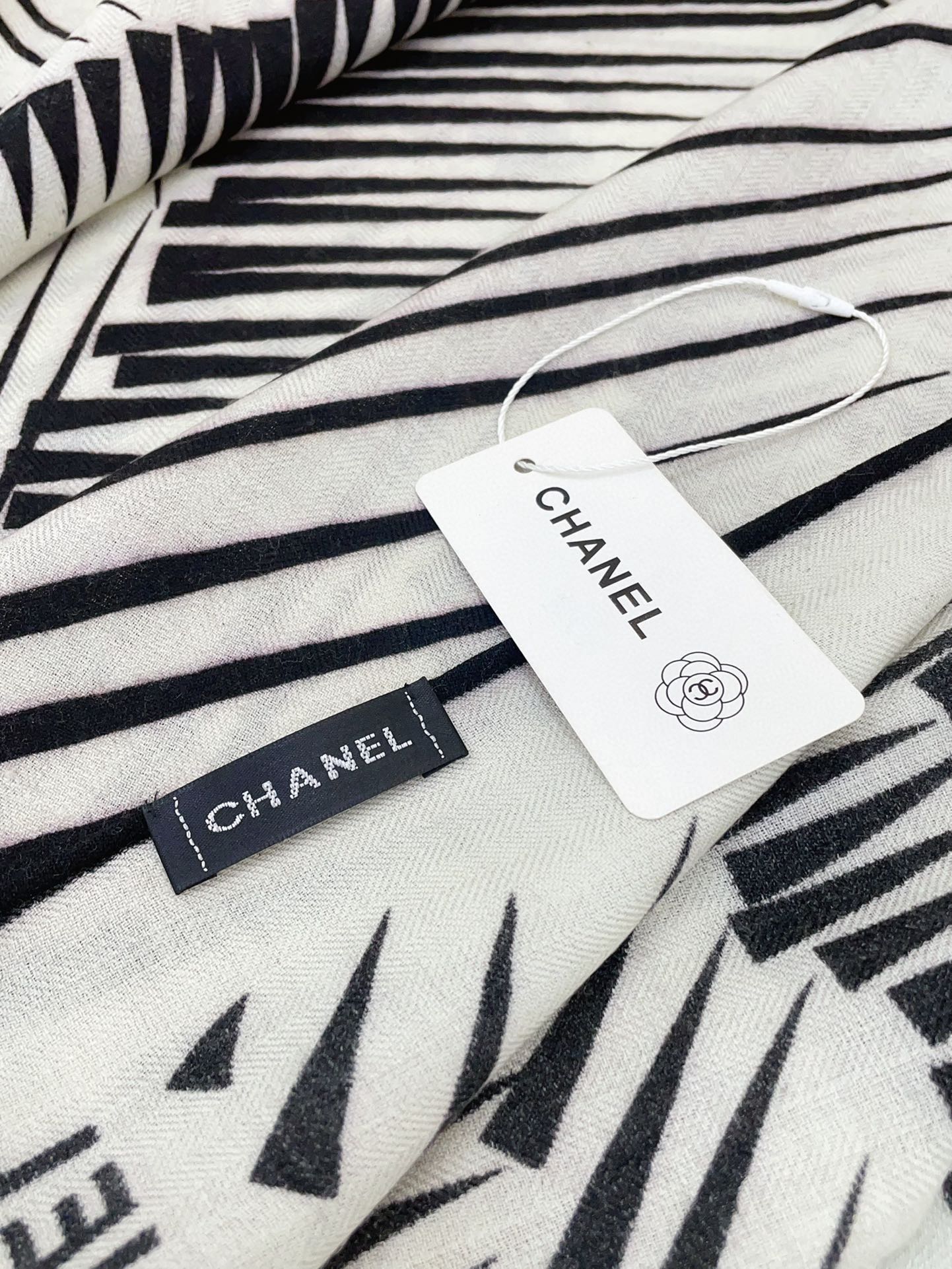 CC Square Scarf 140 CM In White Black Cashmere Mix Silk 382616