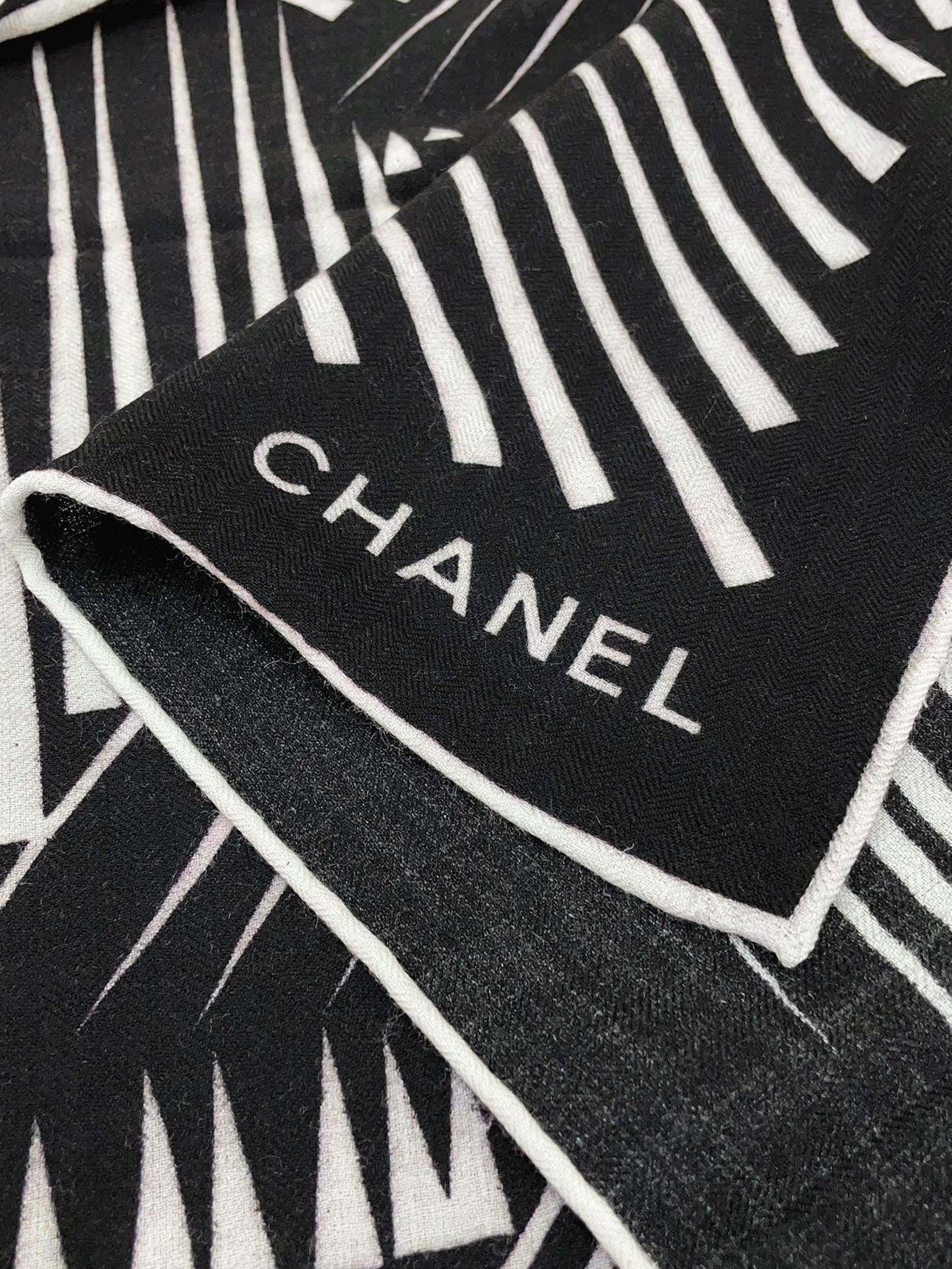 CC Square Scarf 140 CM In Black White Cashmere Mix Silk 382617