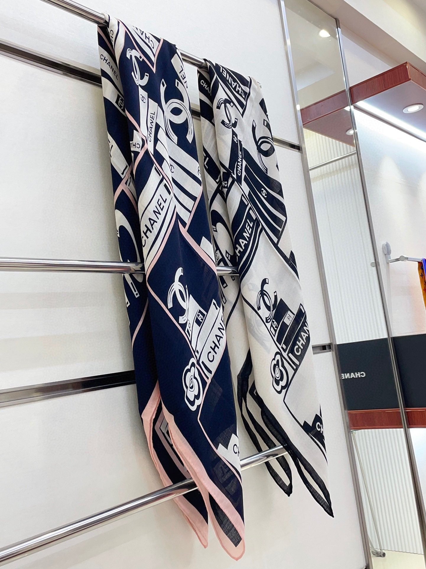 CC Square Scarf 140 CM In White Black Silk  422757