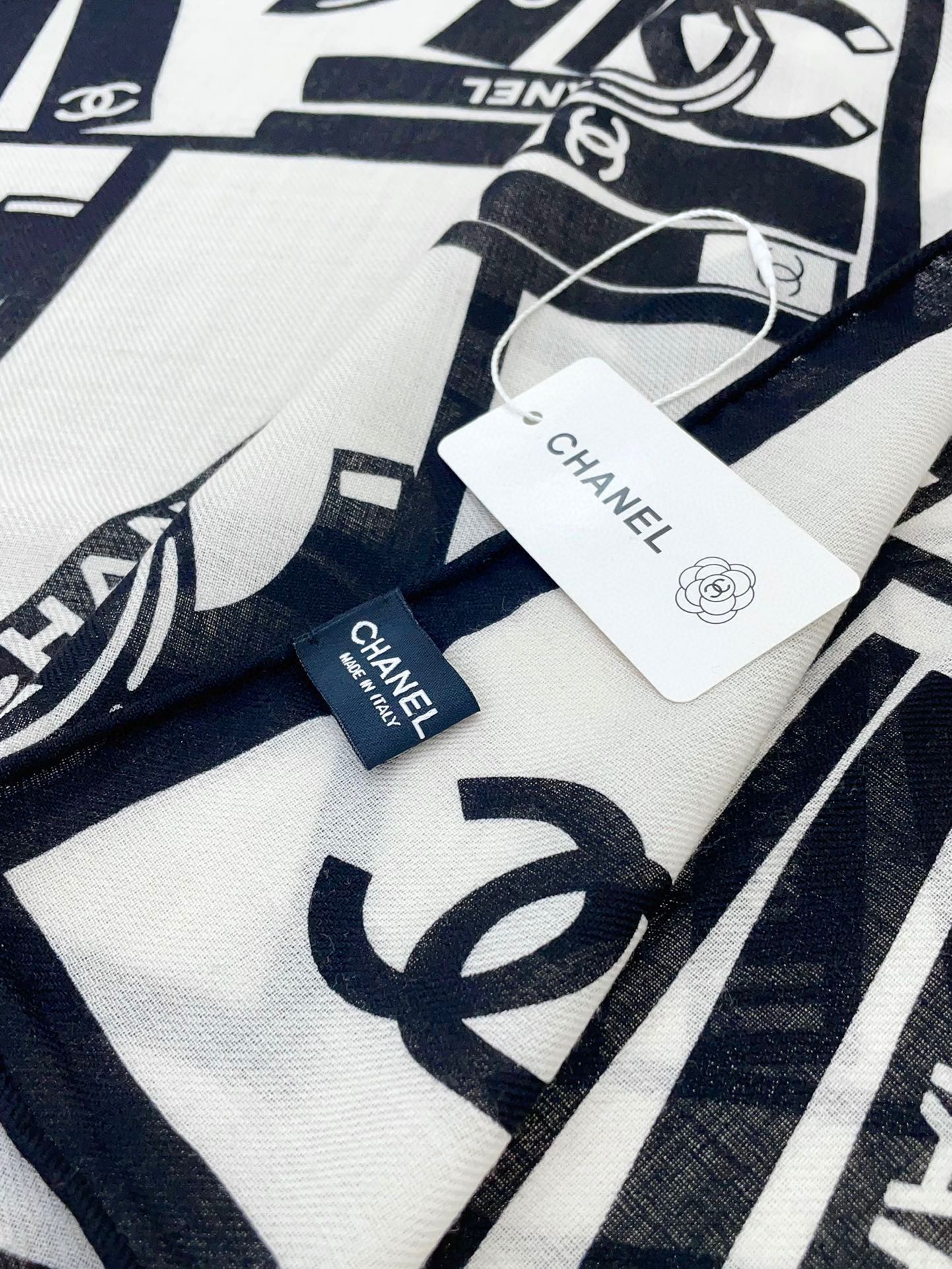 CC Square Scarf 140 CM In White Black Silk  422757