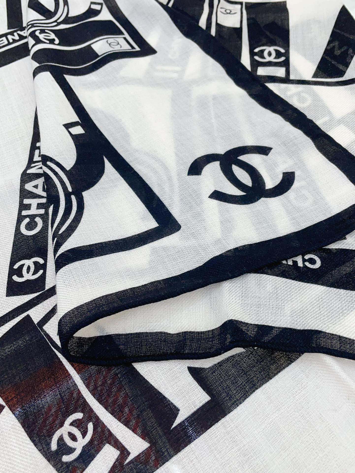 CC Square Scarf 140 CM In White Black Silk  422757