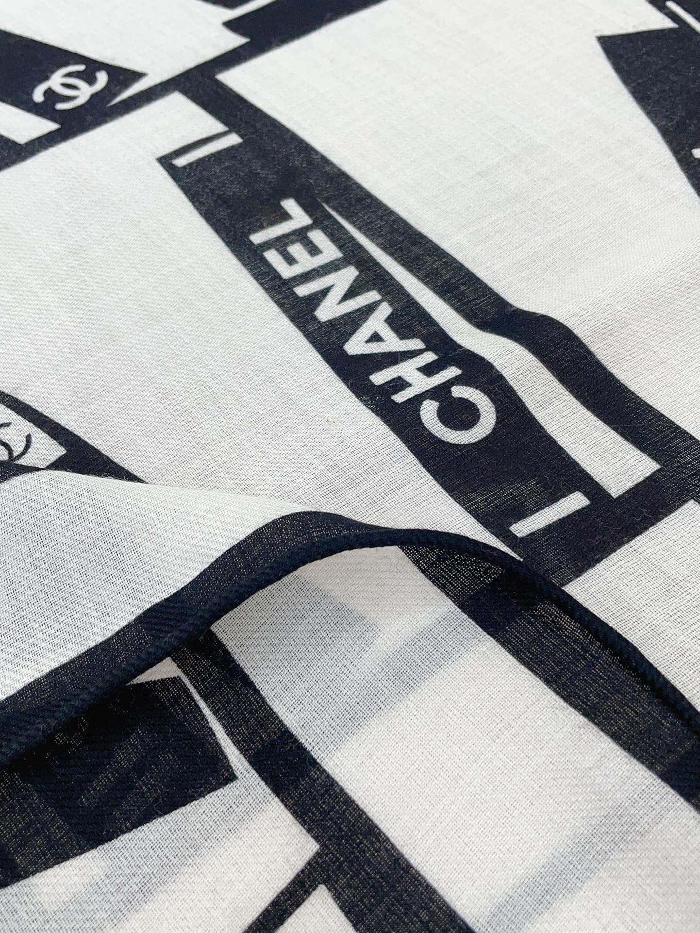 CC Square Scarf 140 CM In White Black Silk  422757