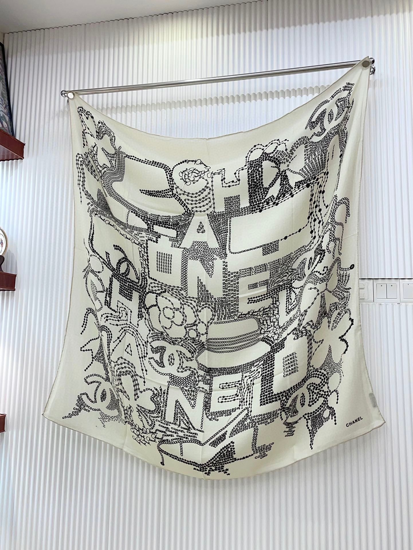 CC Square Scarf 140 CM In White Black Cashmere And Silk 424559