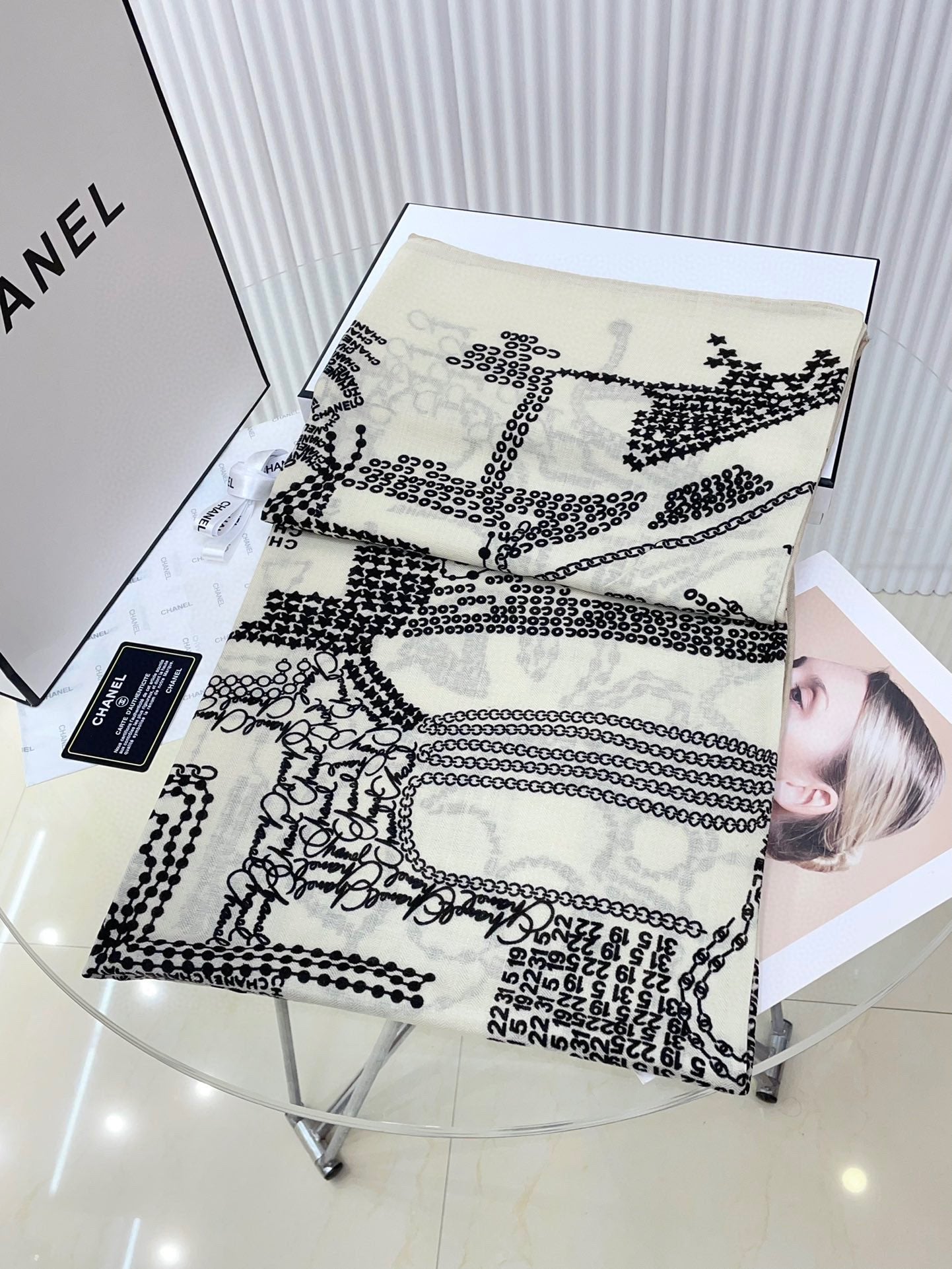 CC Square Scarf 140 CM In White Black Cashmere And Silk 424559