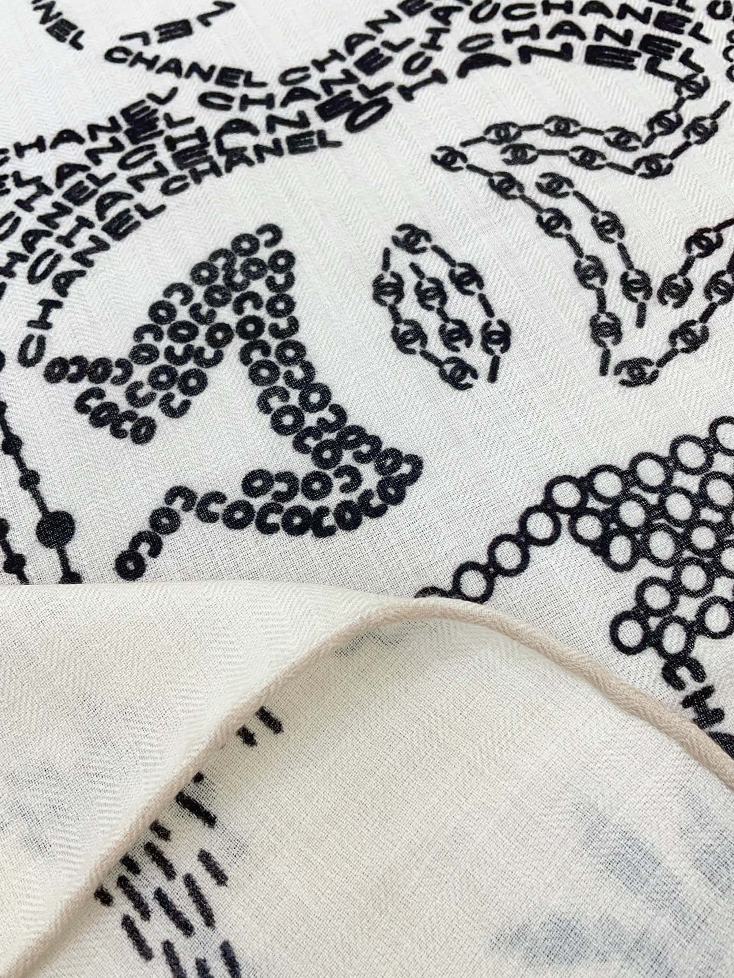 CC Square Scarf 140 CM In White Black Cashmere And Silk 424559