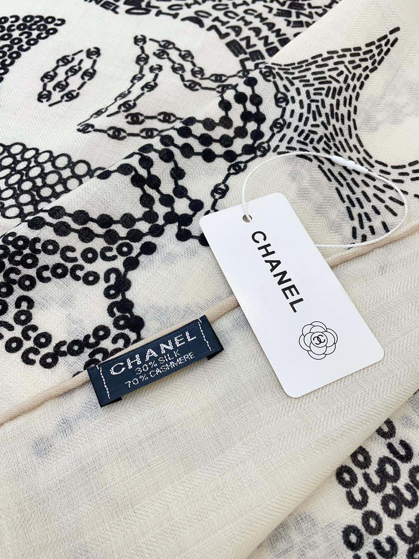 CC Square Scarf 140 CM In White Black Cashmere And Silk 424559