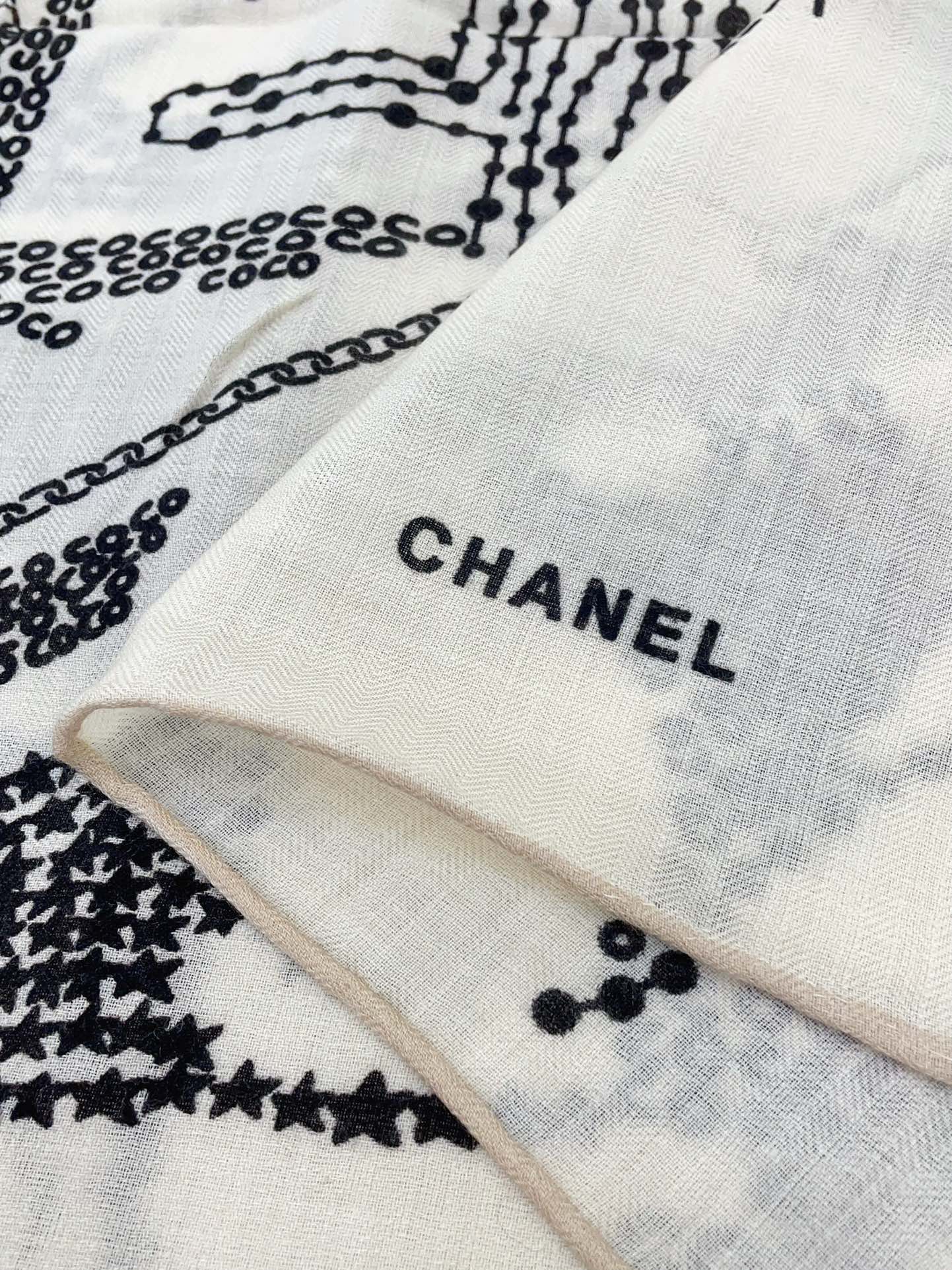 CC Square Scarf 140 CM In White Black Cashmere And Silk 424559