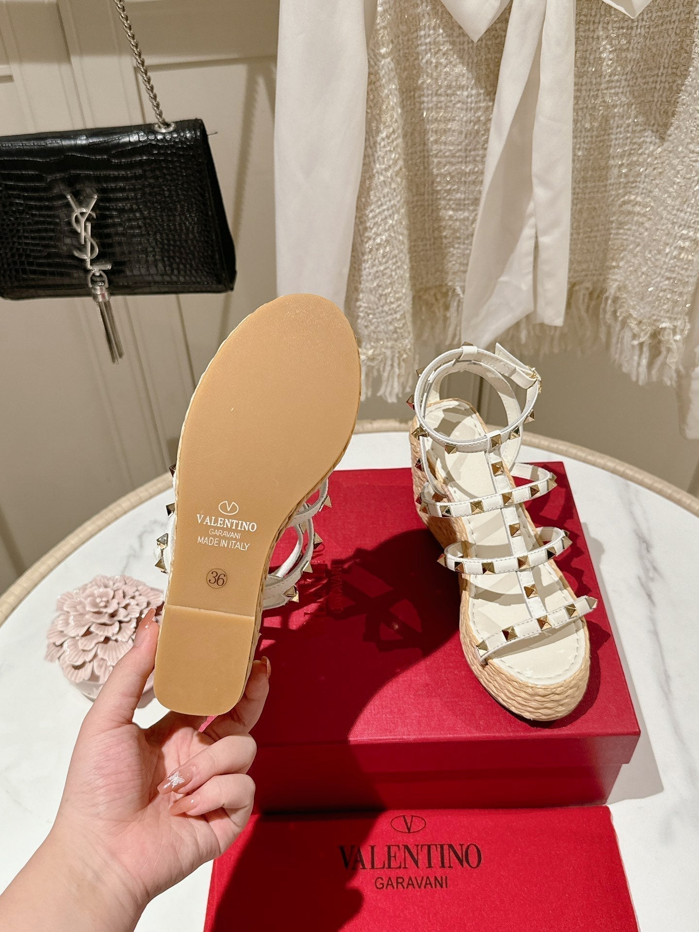 Rockstud Ankle Strap Wedge Sandal In White Calfskin Leather And Beige Raffia 100mm 829388