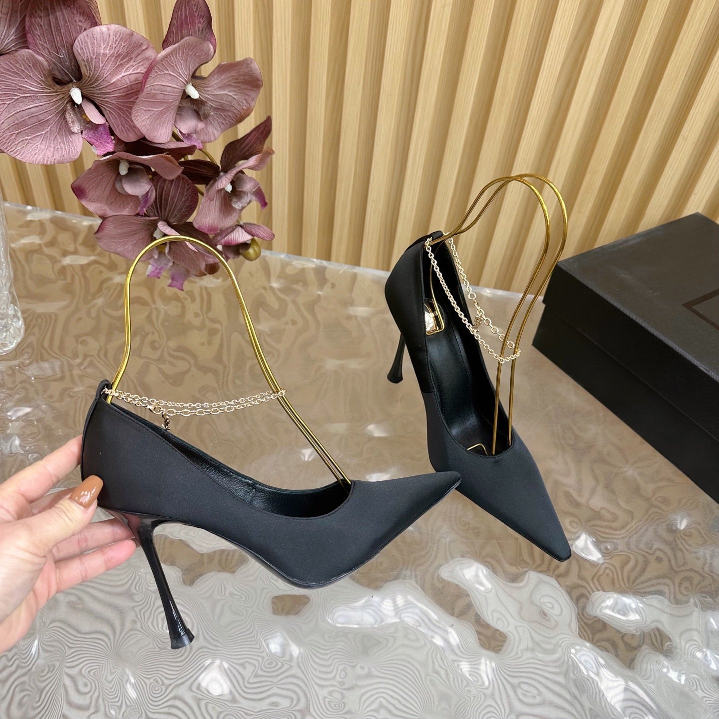 RÃ‰GINE PUMPS IN BLACK SATIN GOLD CHAIN