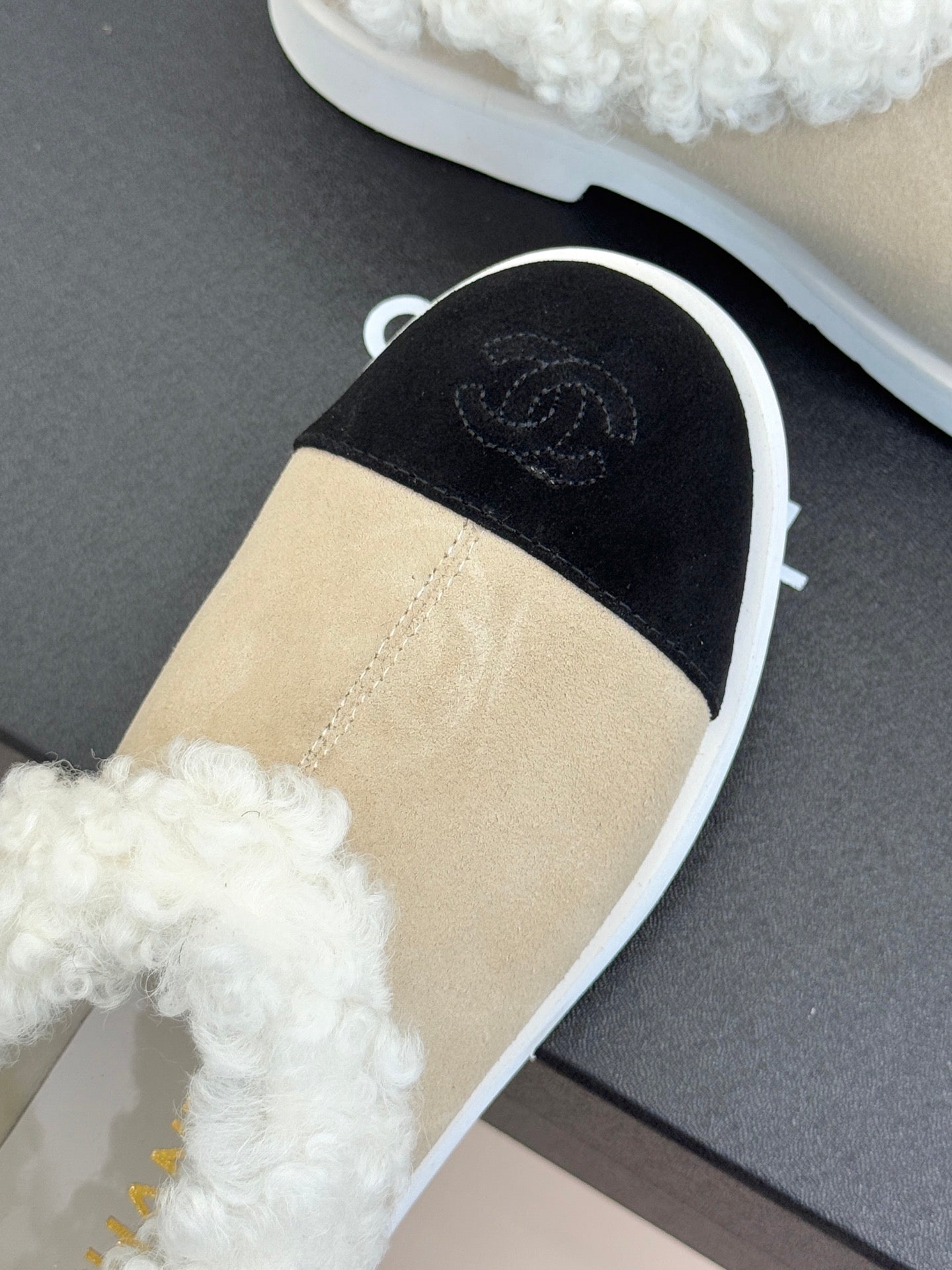 CC 25s  Furry Snow Boots Beige Black Suede Wool 512063
