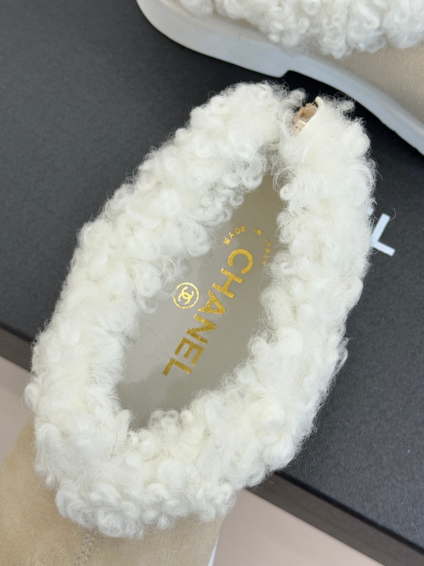 CC 25s  Furry Snow Boots Beige Black Suede Wool 512063